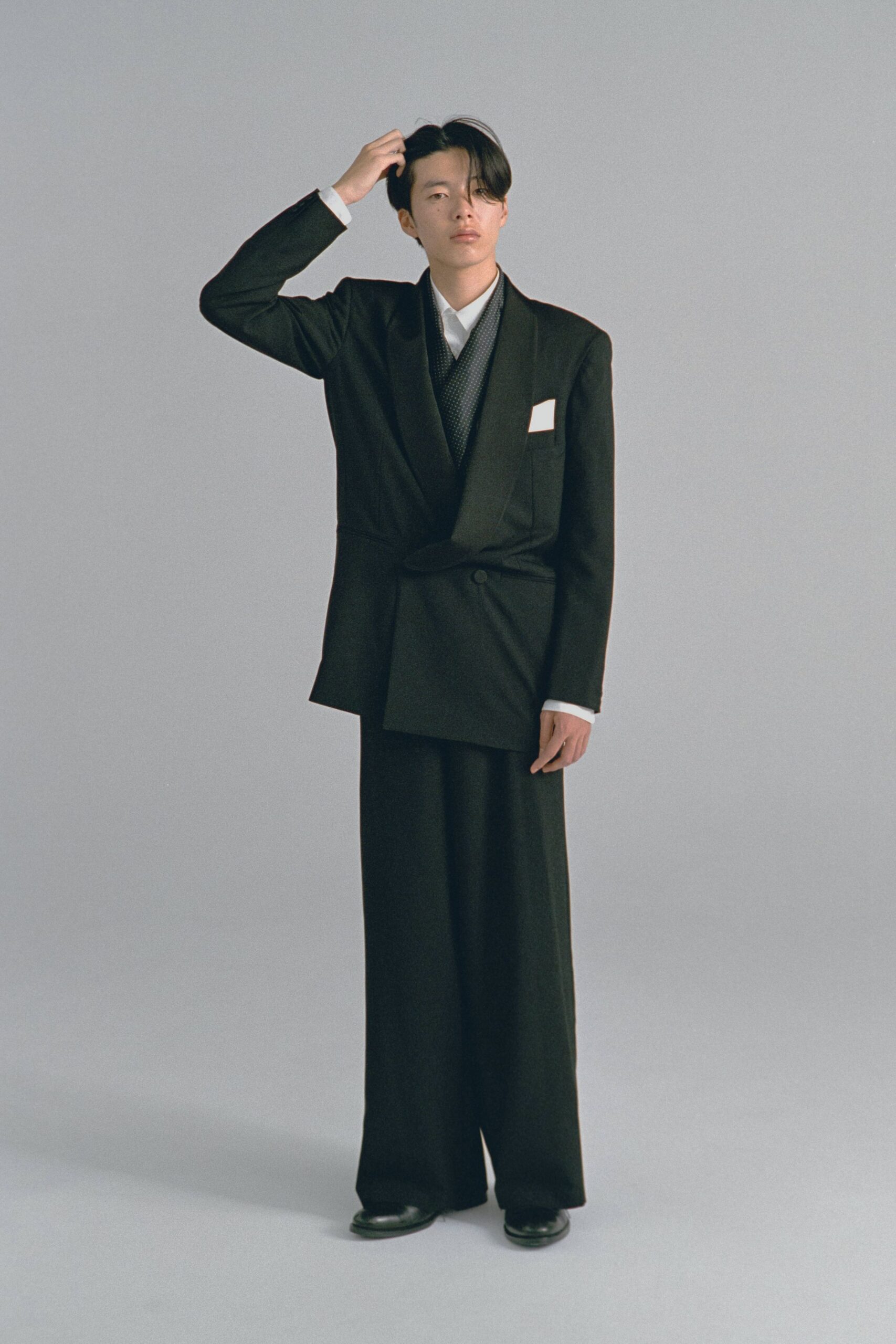black wool long-sleeve collared tailored buttoned suit