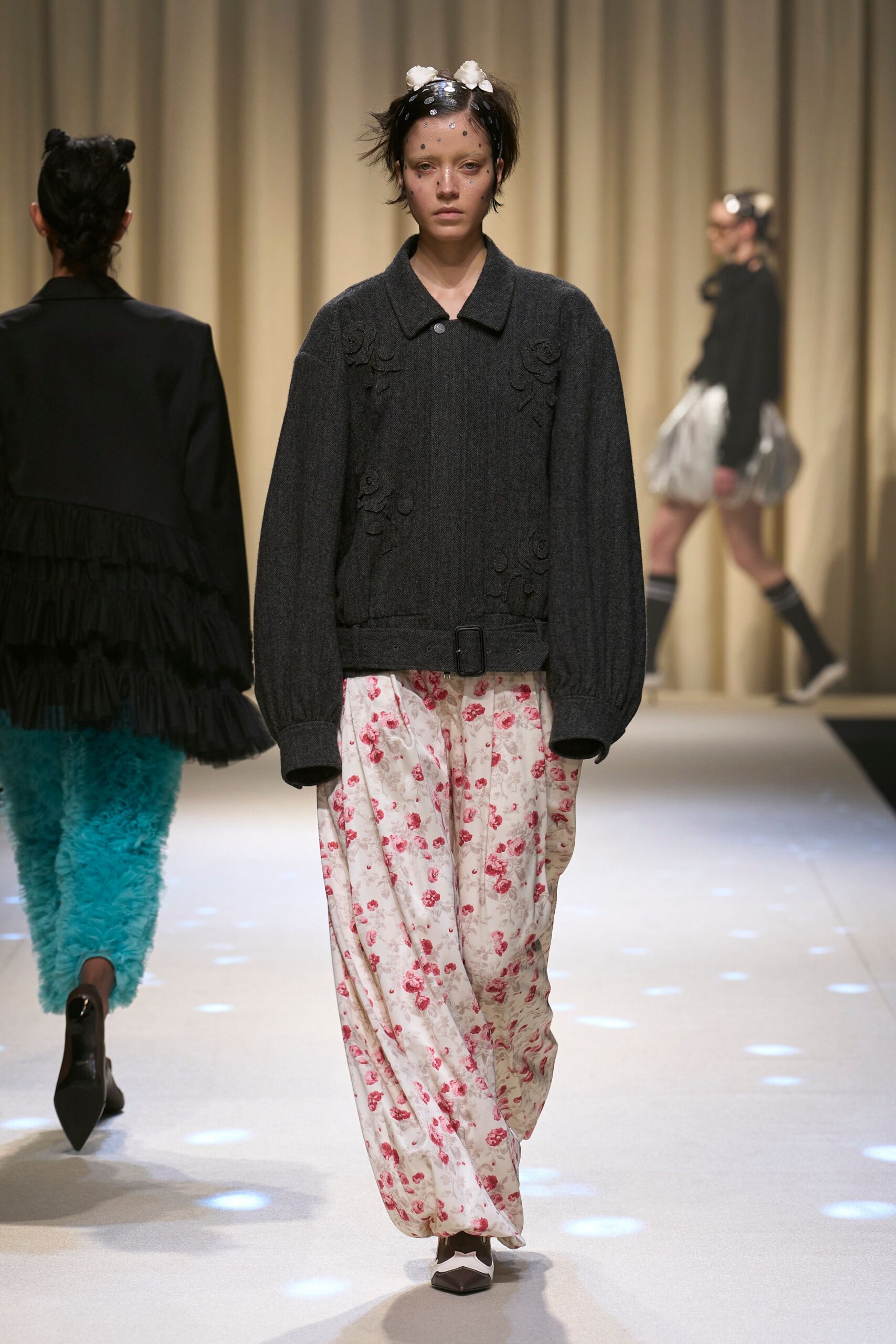 black wool long-sleeve collared oversized embroidered jacket