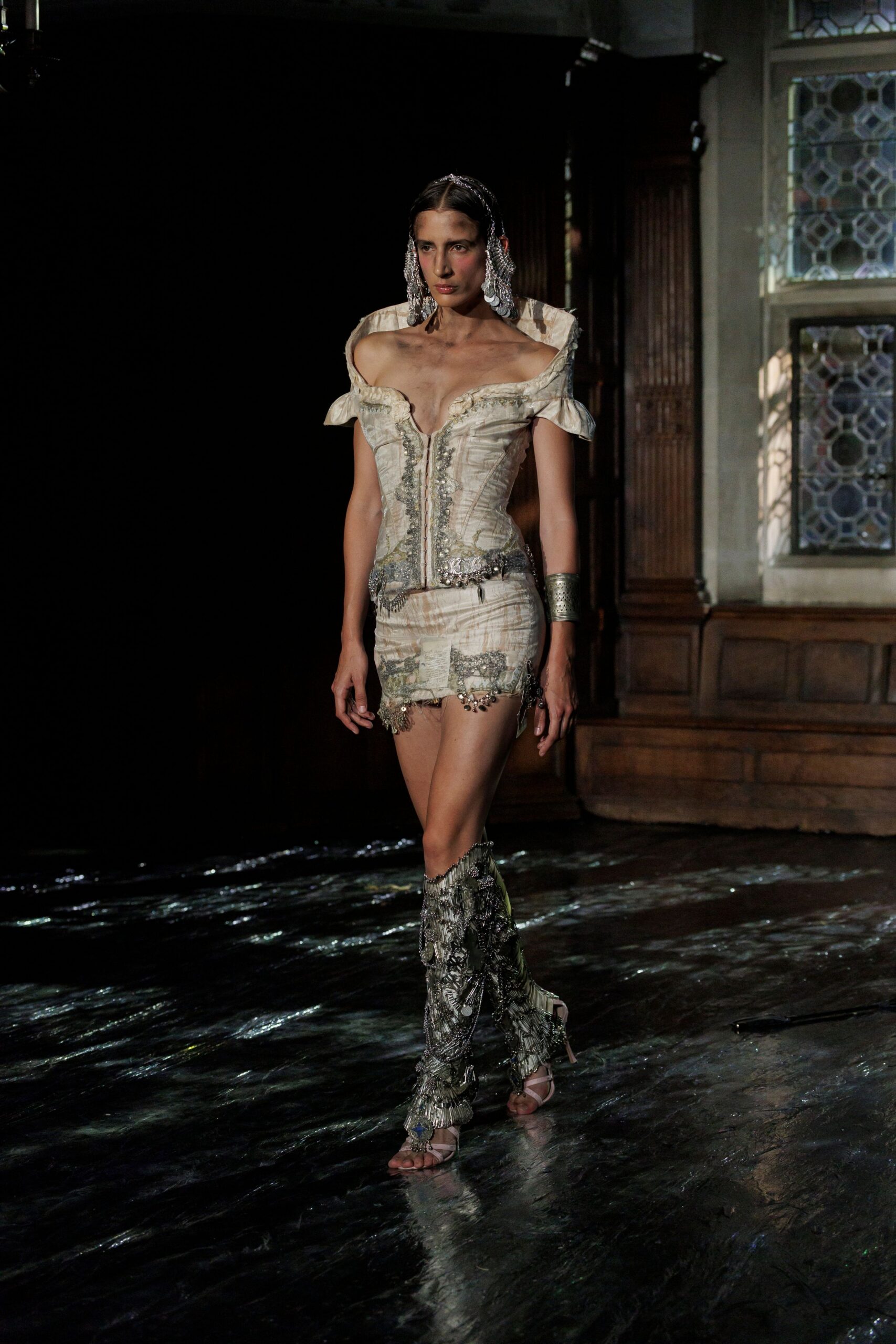 beige silk strapless v-neck fitted embroidered short corset