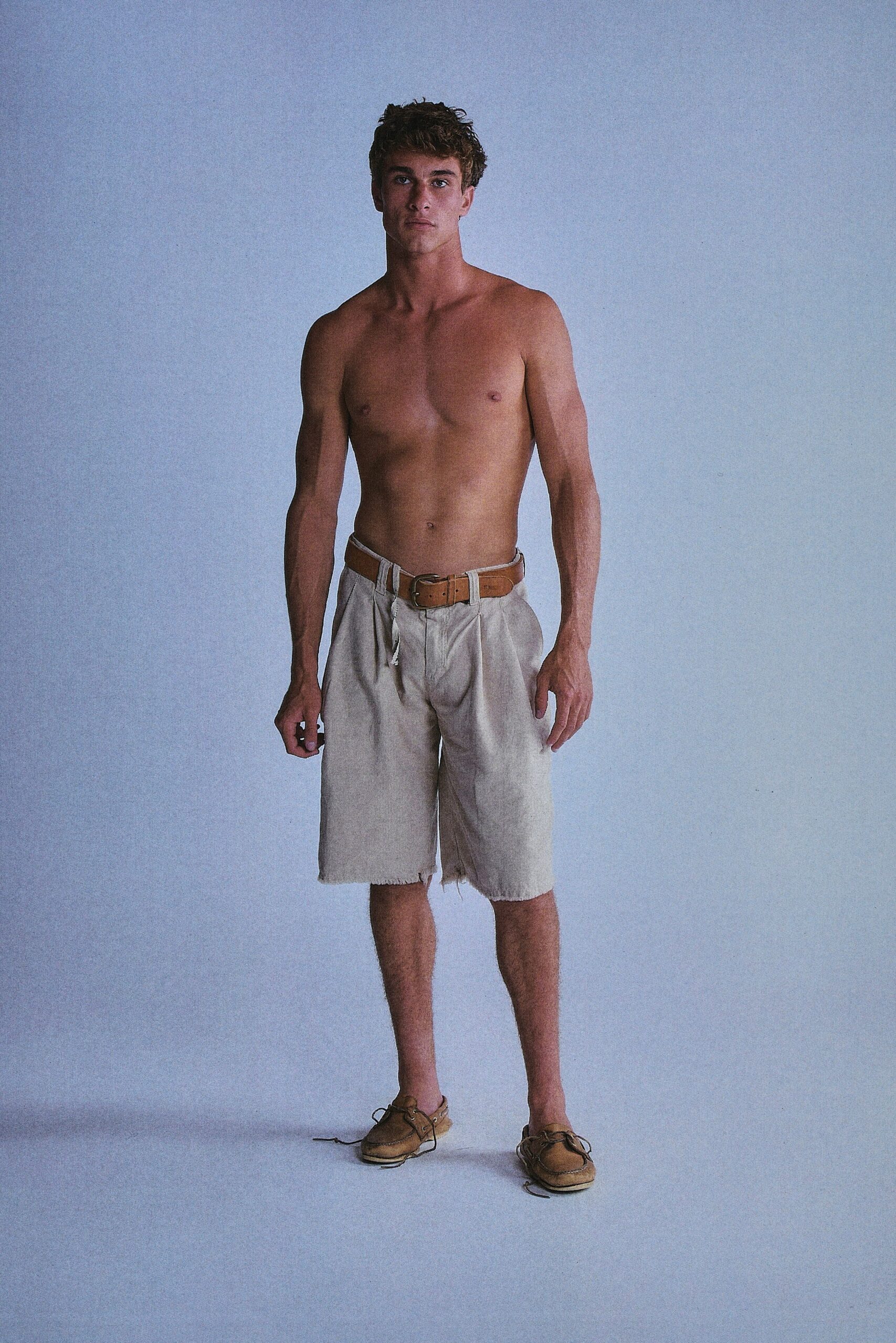 beige relaxed shorts with brown shoes