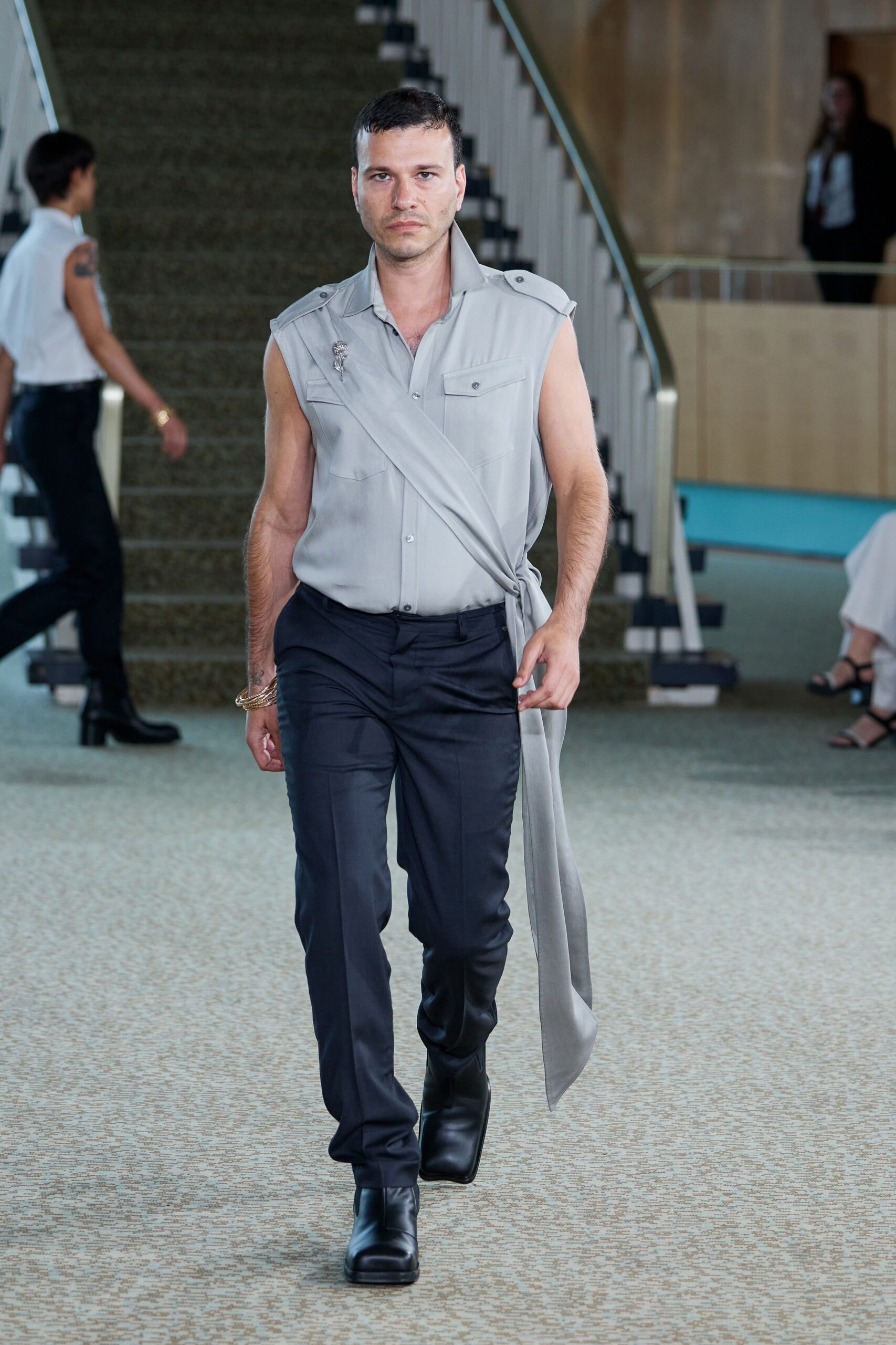 gray cotton sleeveless collared fitted buttoned shirt