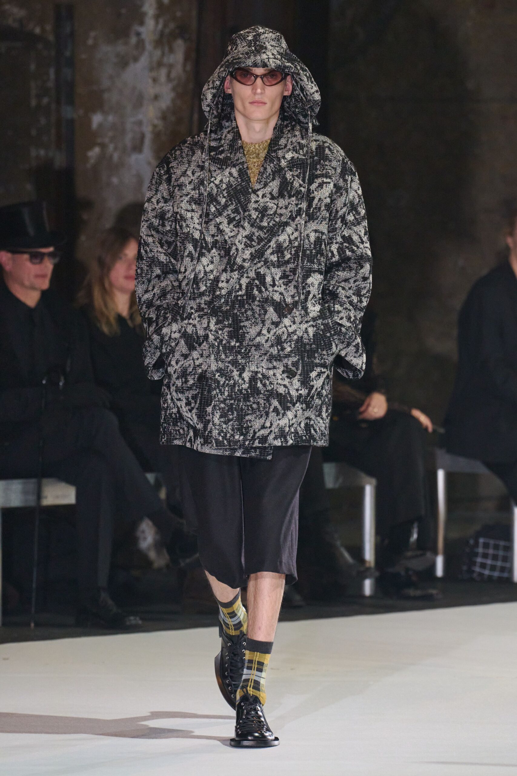 black wool long-sleeve collared relaxed printed coat