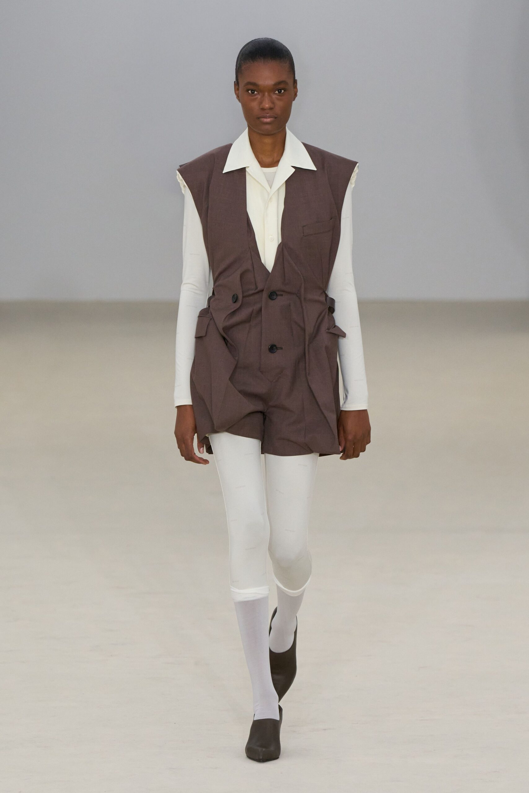 brown cotton short-sleeve collared fitted buttoned short vest