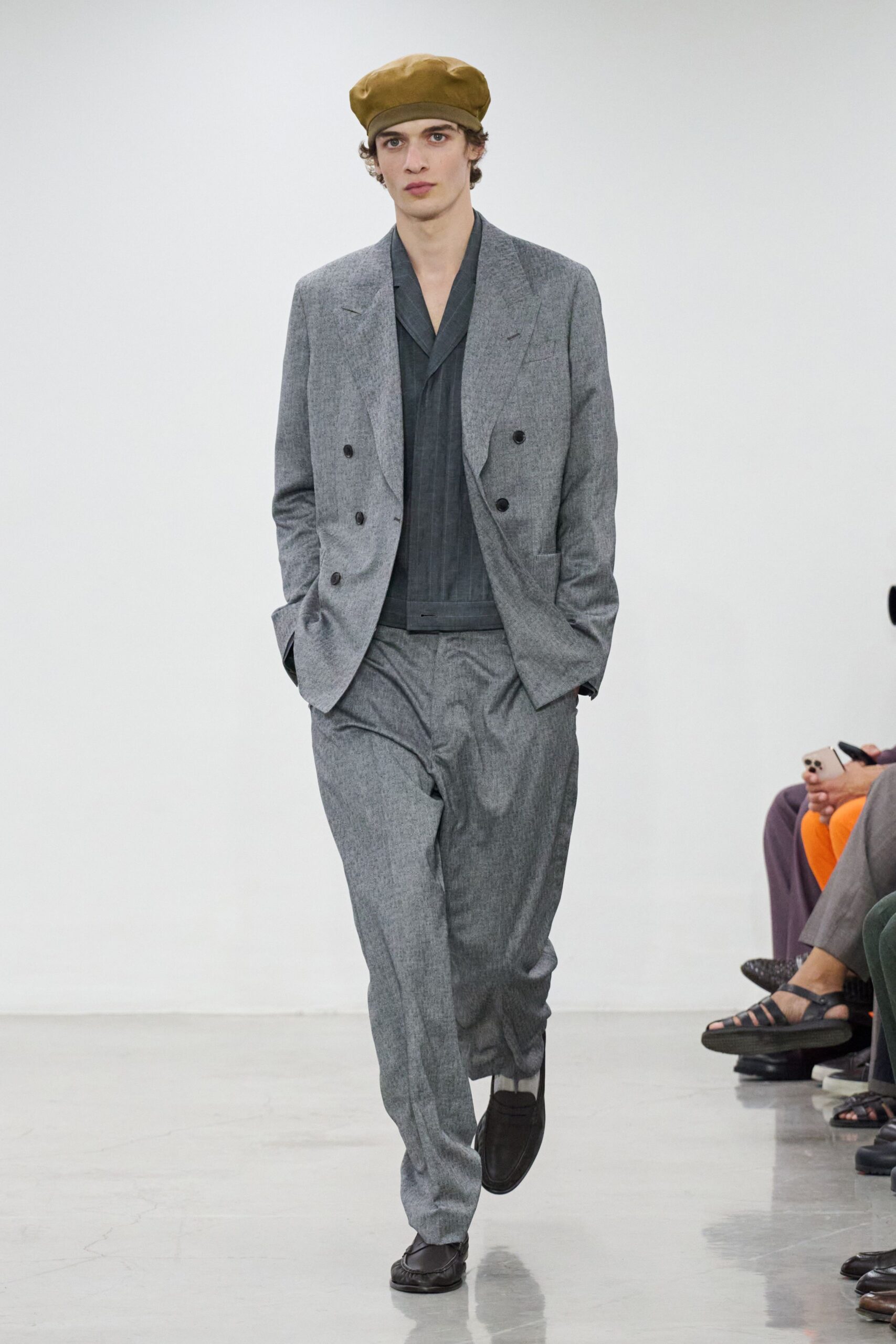 gray wool long-sleeve collared tailored buttoned pleated suit