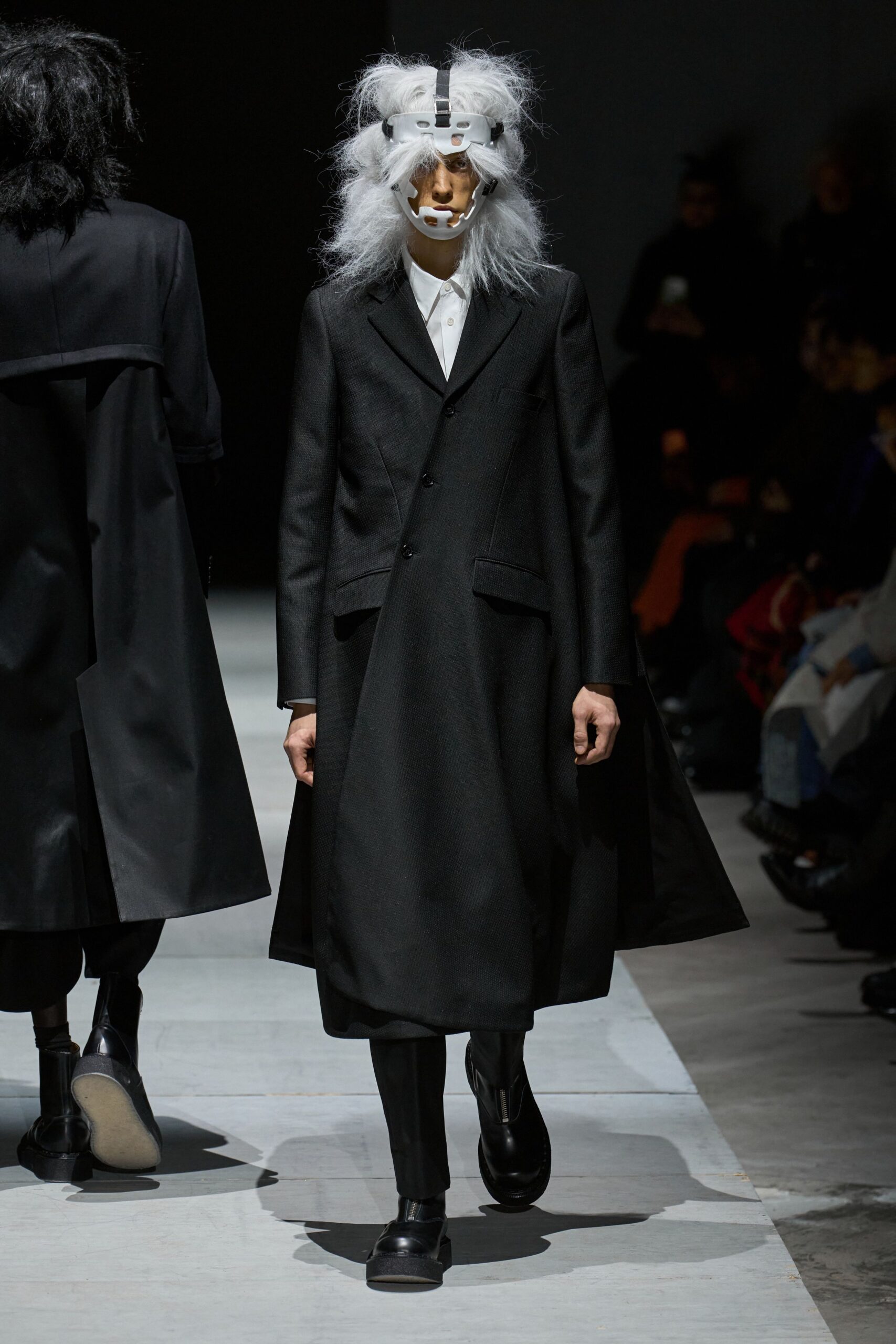 black wool long-sleeve collared fitted midi coat