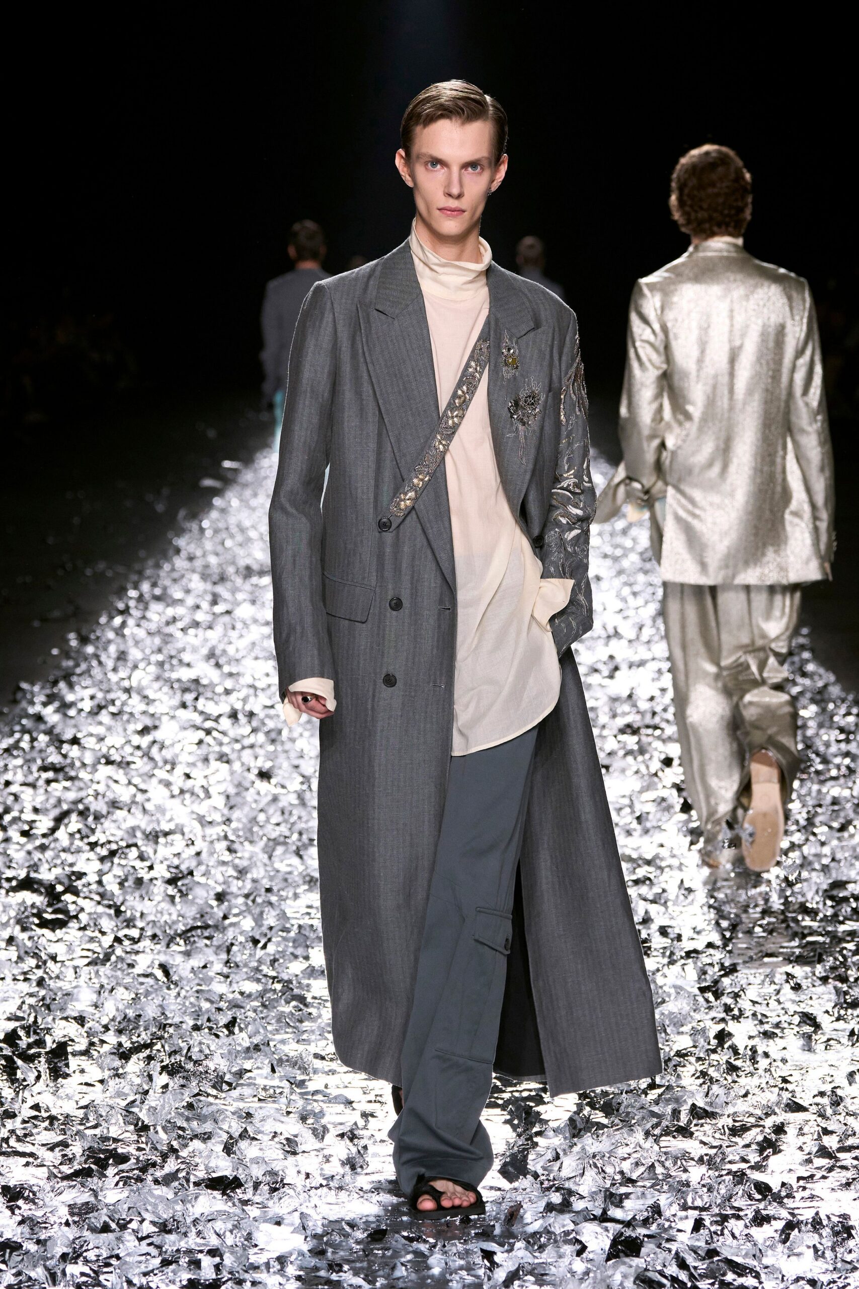 gray wool long-sleeve collared relaxed buttoned pleated coat
