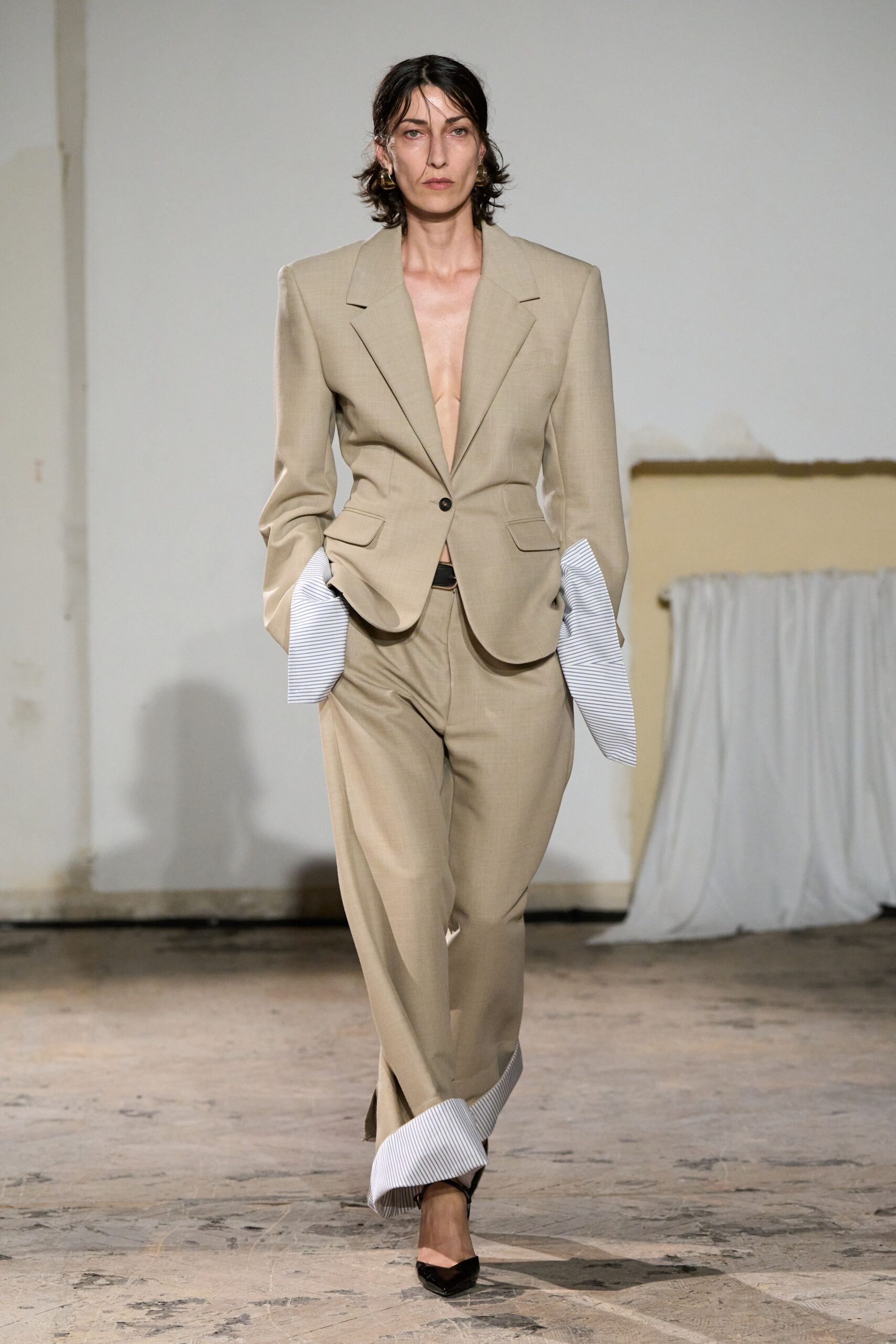 beige cotton long-sleeve collared tailored buttoned suit