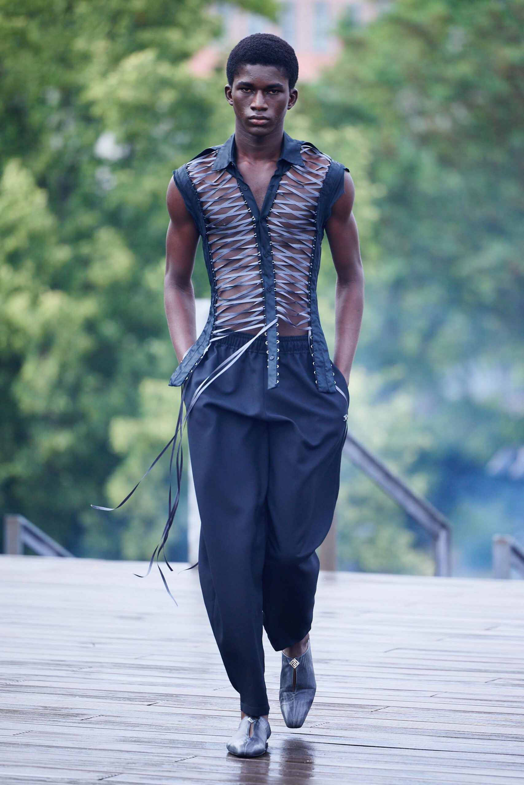 black silk sleeveless v-neck fitted pleated shirt