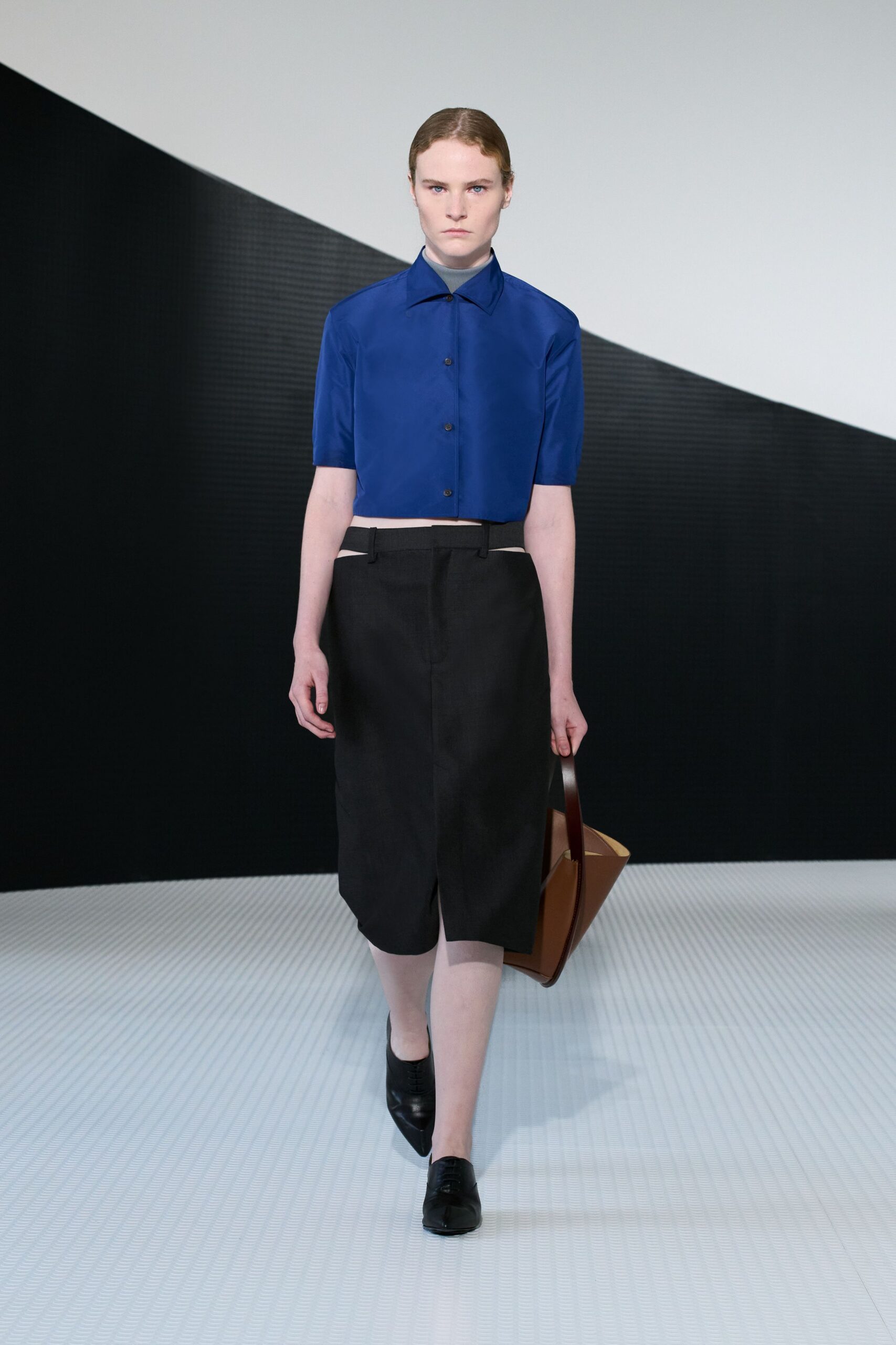 blue cotton short-sleeve collared fitted cropped shirt