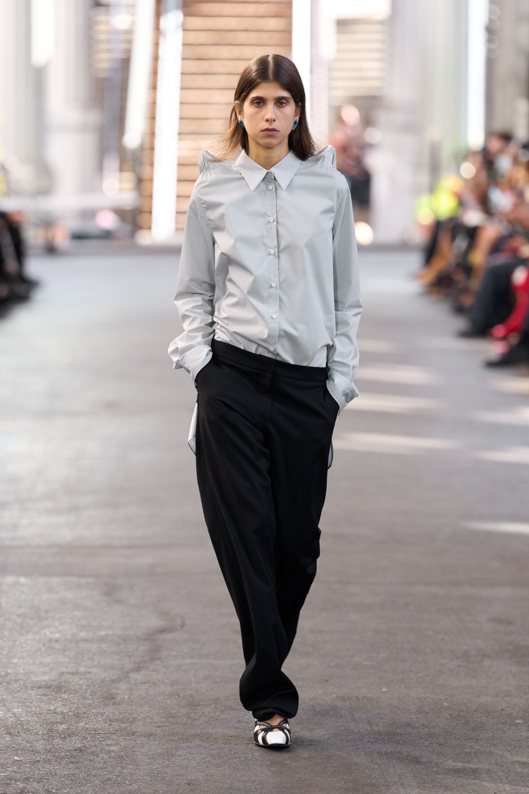 gray shirt black pants color-blocked shoes