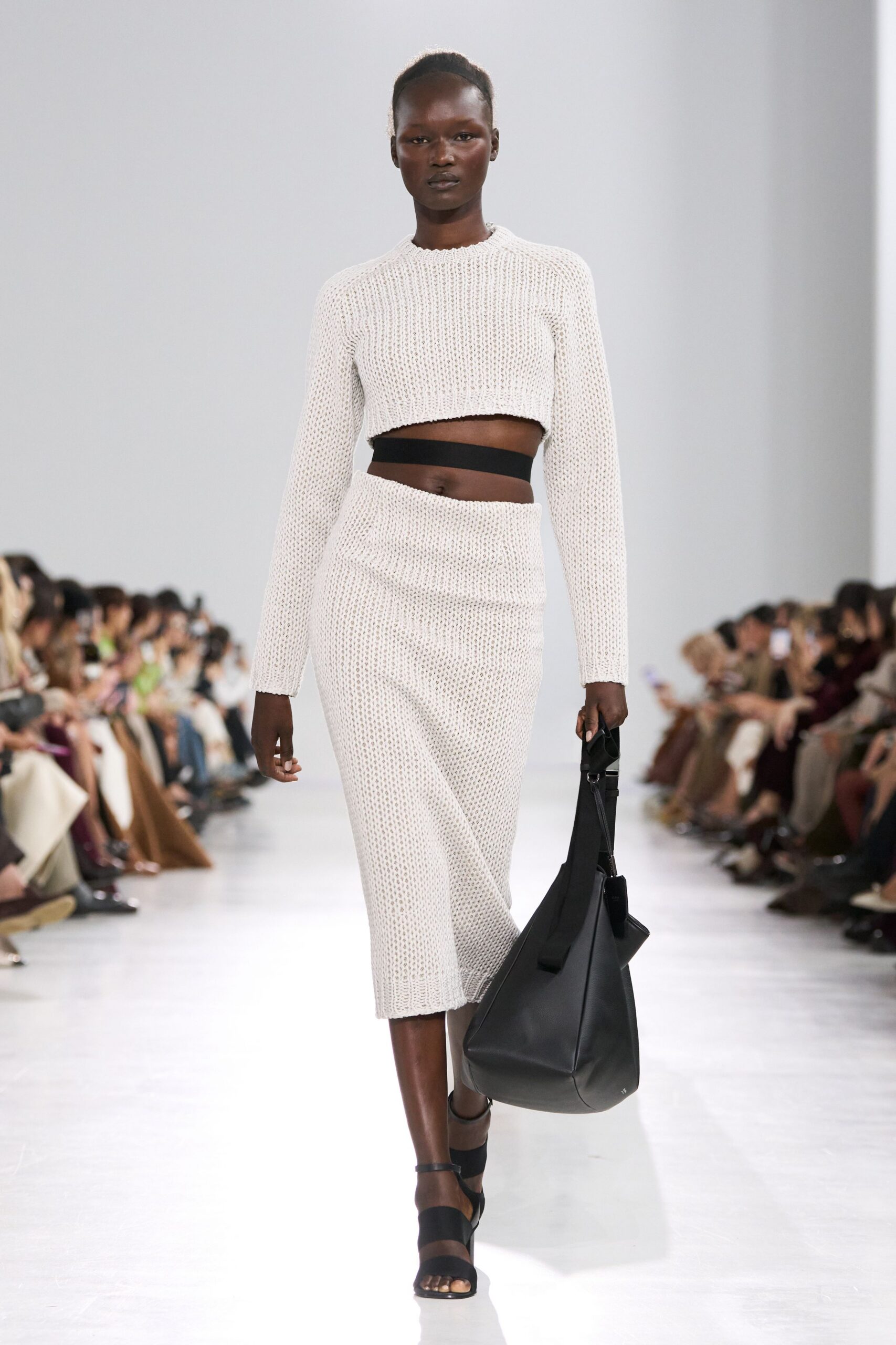 white knit long-sleeve scoop-neck fitted ribbed cropped crop-top