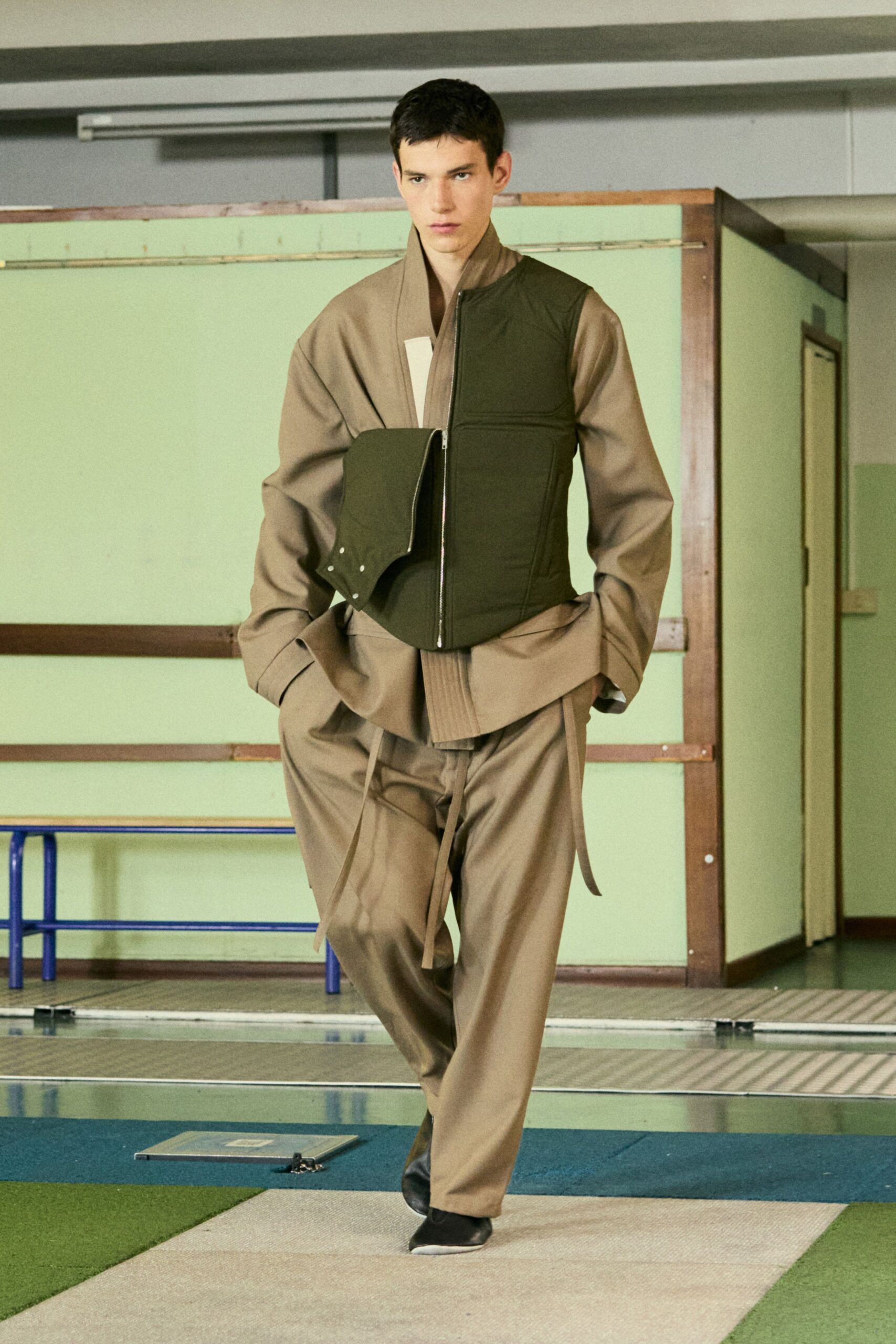 green relaxed jacket beige shirt beige pants black shoes