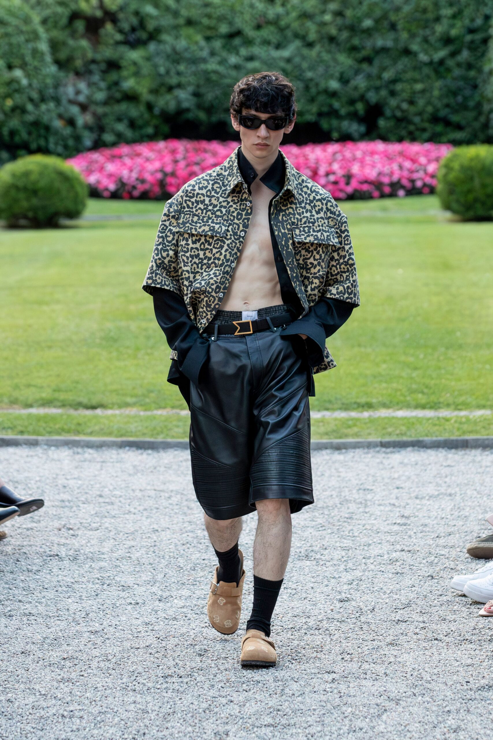 black leather fitted pleated short pants
