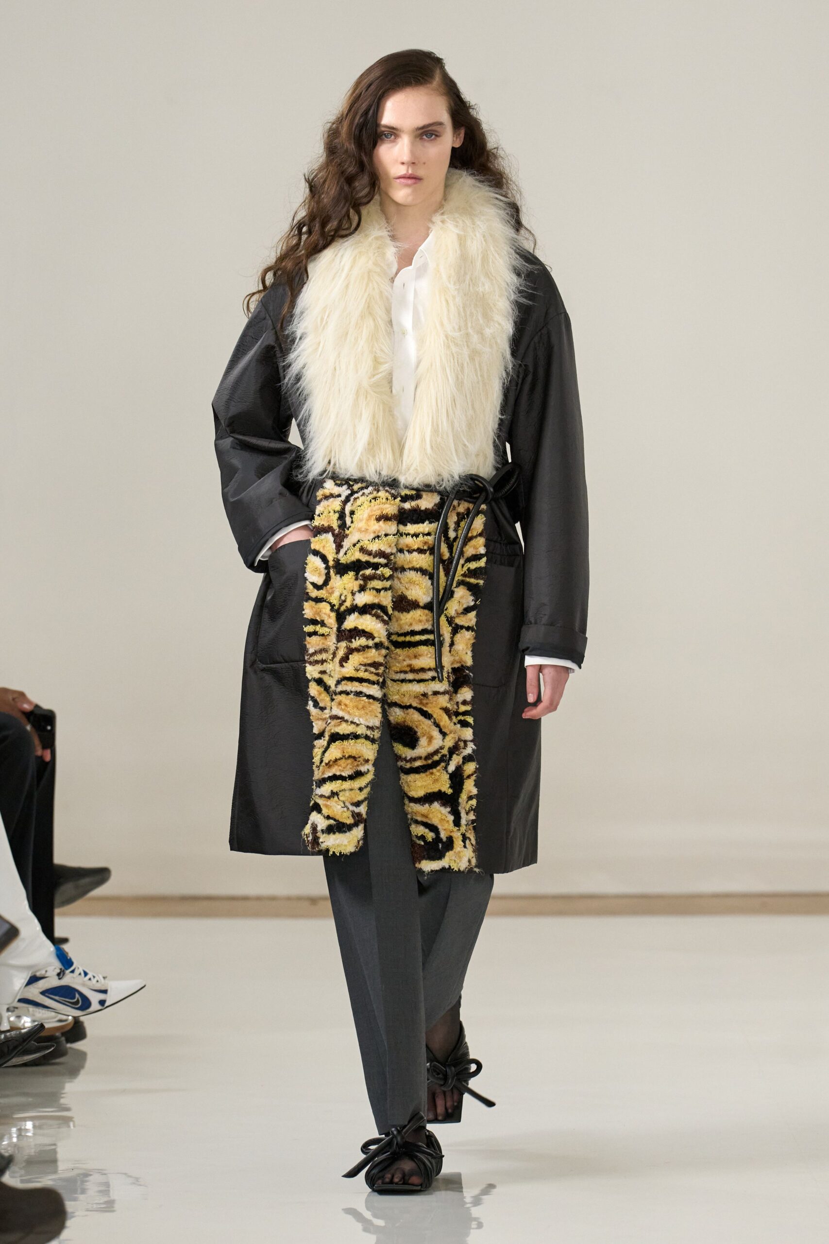 yellow faux-fur fitted striped belt
