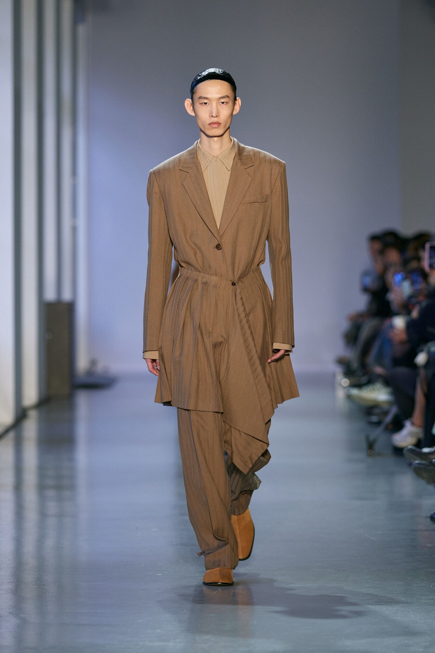 brown cotton long-sleeve collared tailored pleated suit
