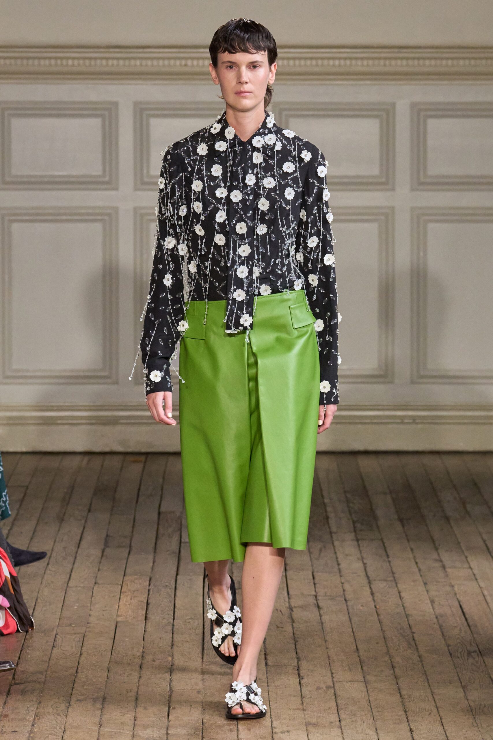 green leather fitted straight-leg skirt