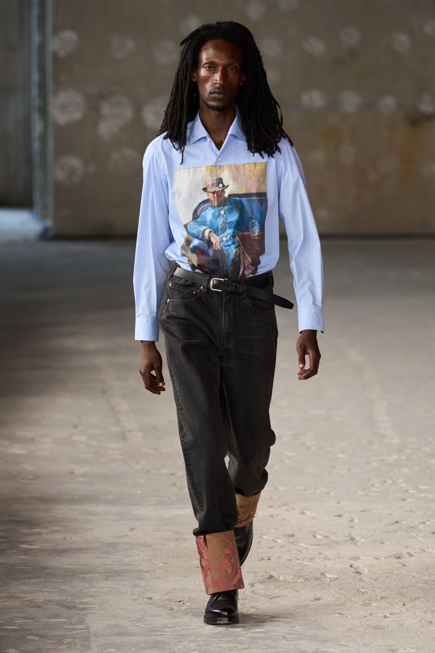 blue printed shirt black pants brown boots