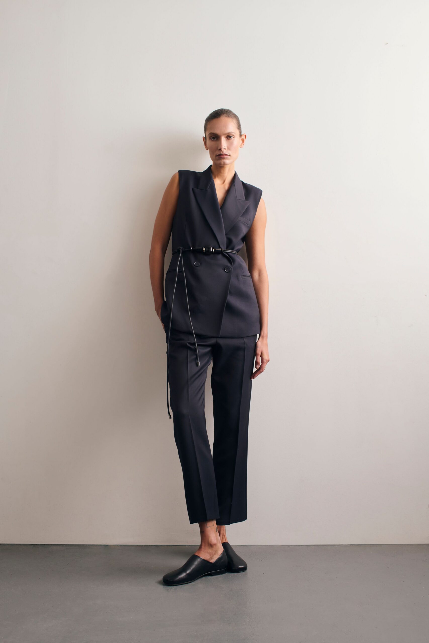 black cotton sleeveless collared fitted belted blazer