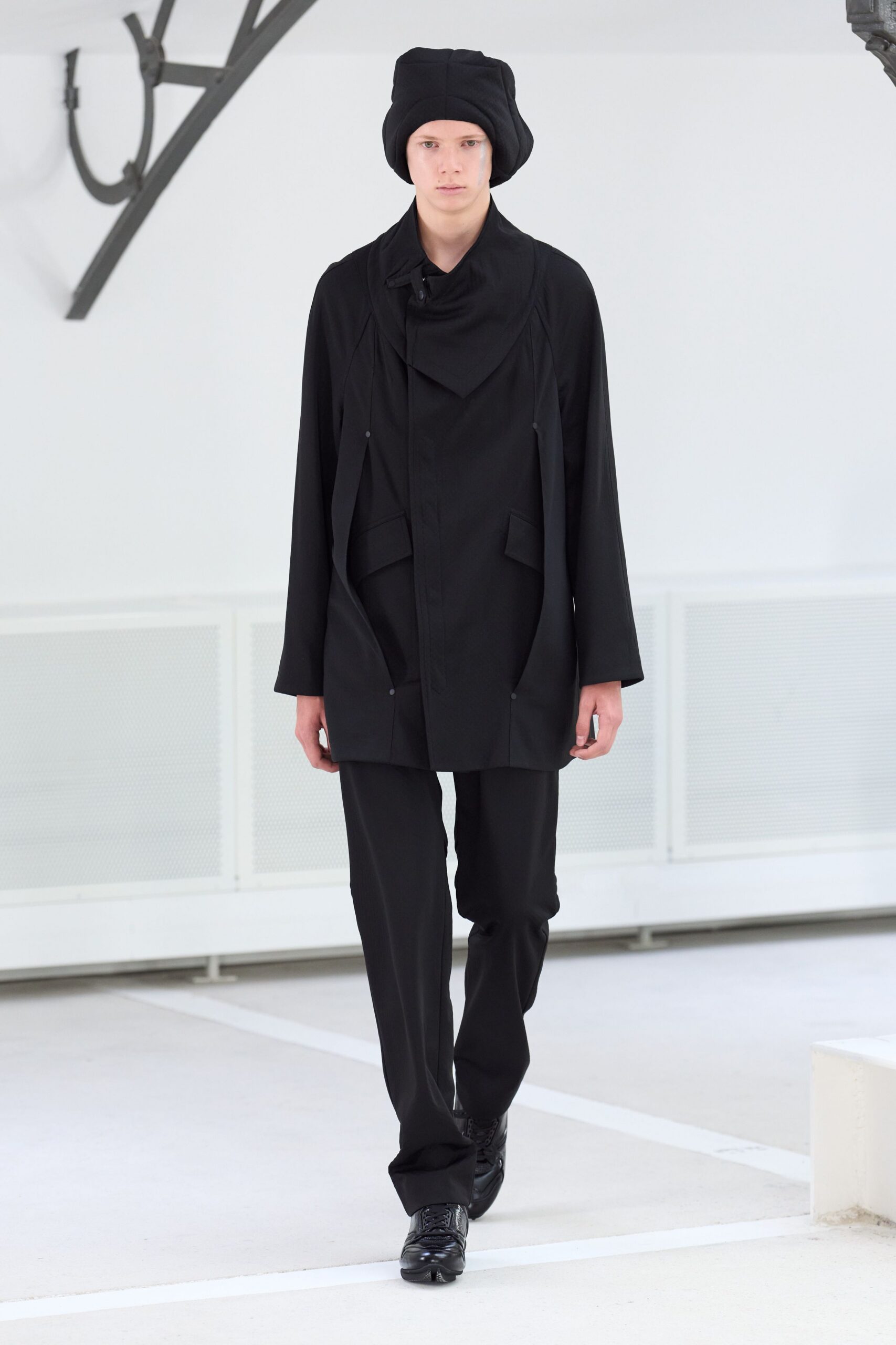 black cotton long-sleeve collared relaxed zippered coat