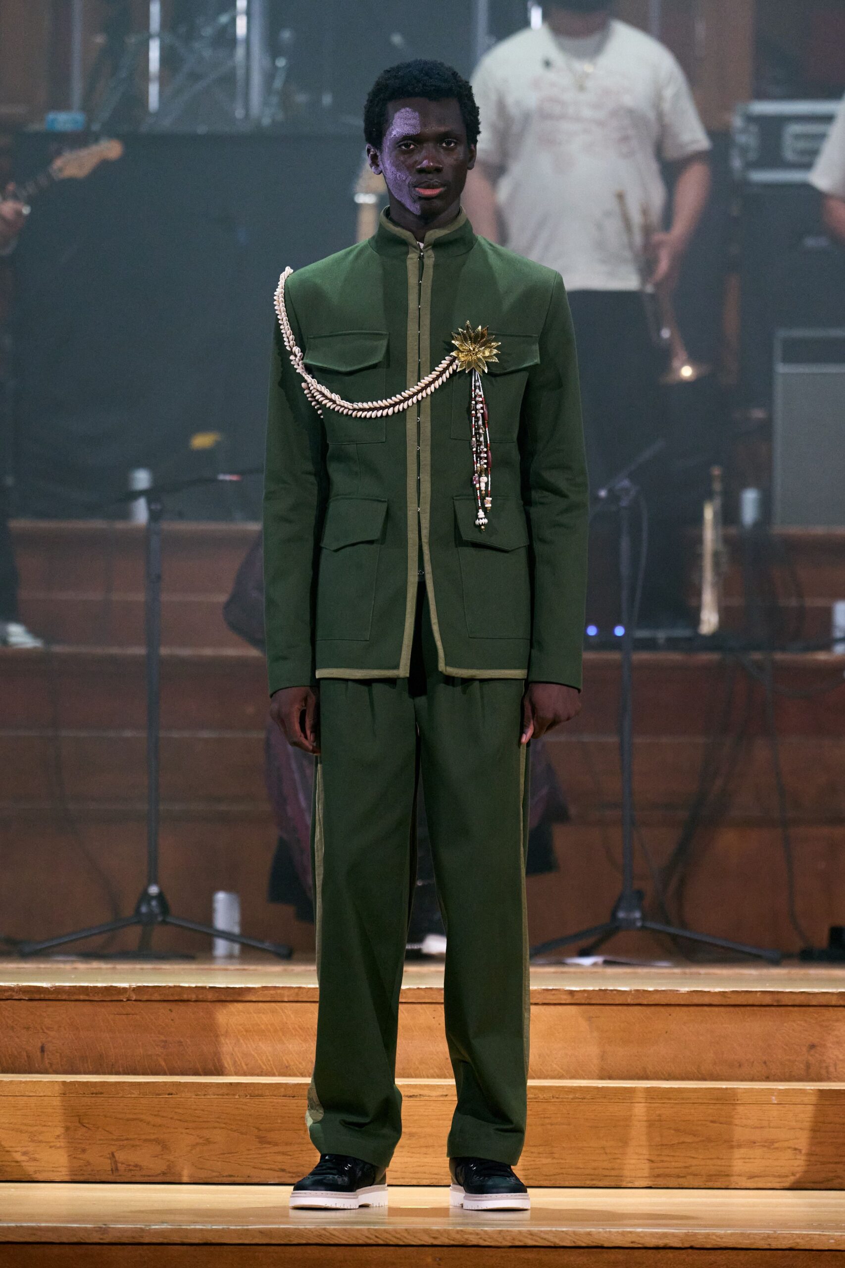 green cotton long-sleeve collared fitted buttoned suit
