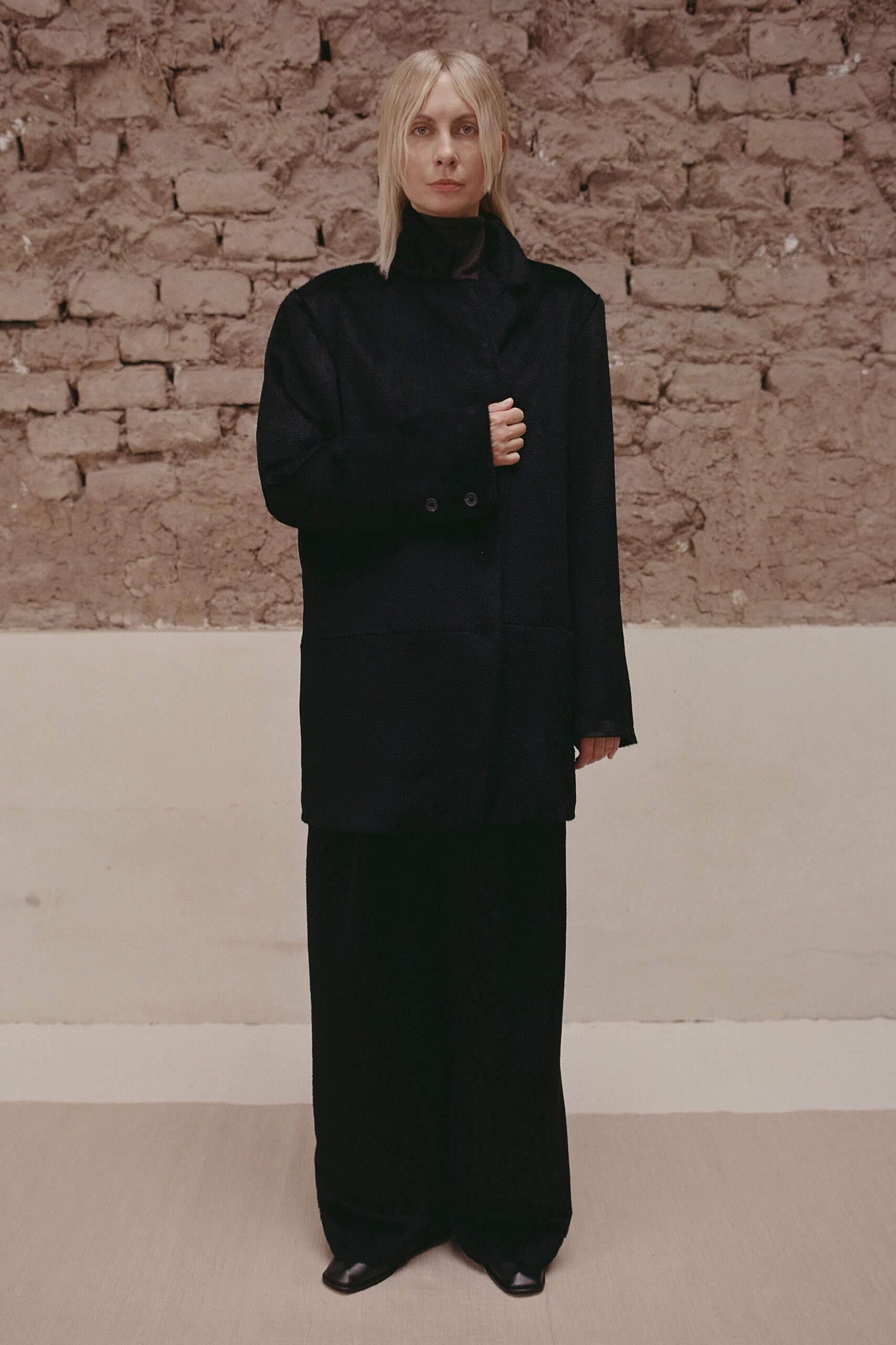 black wool long-sleeve collared oversized coat