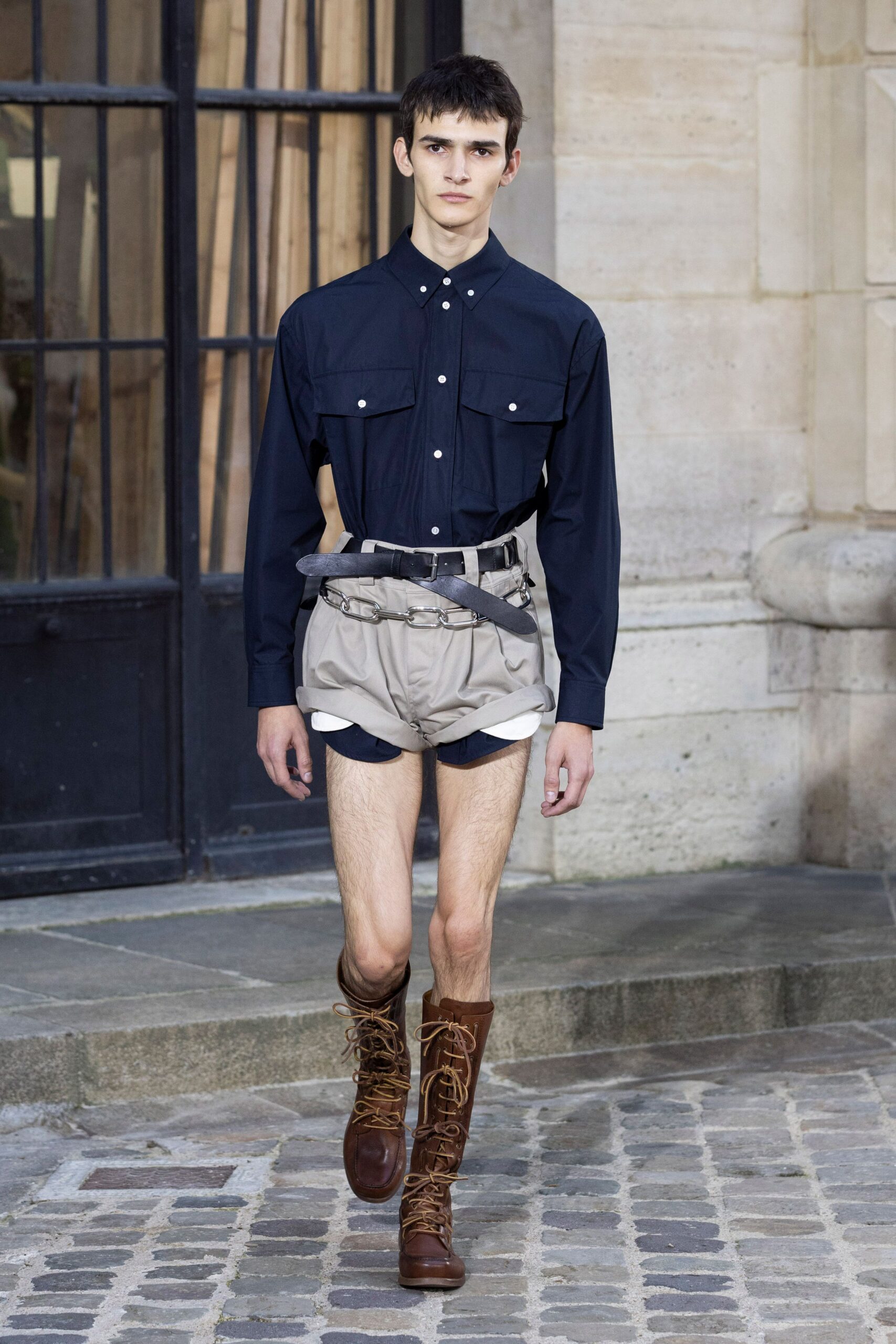 beige fitted high-waisted zippered short shorts