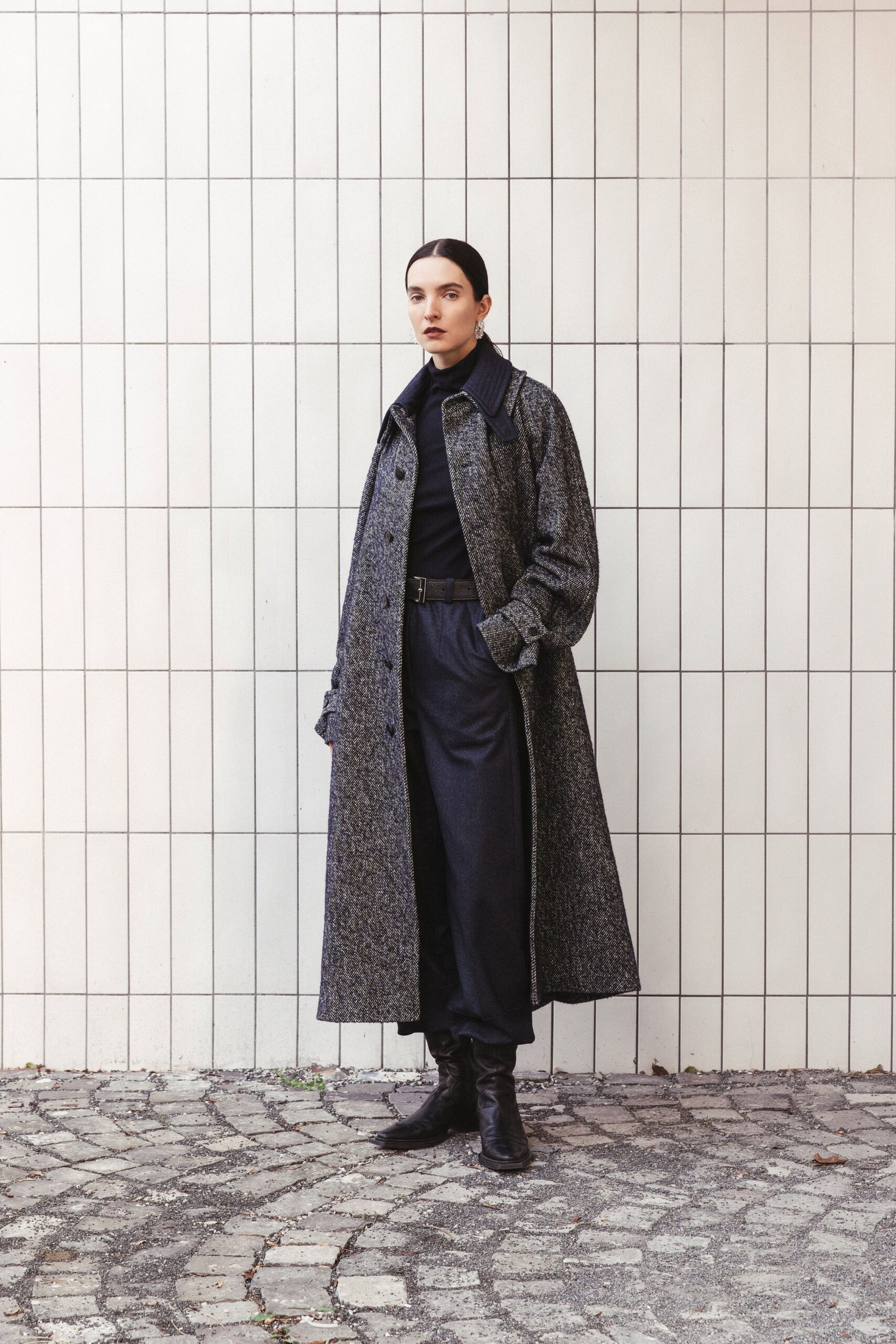 gray wool long-sleeve collared relaxed buttoned pockets coat