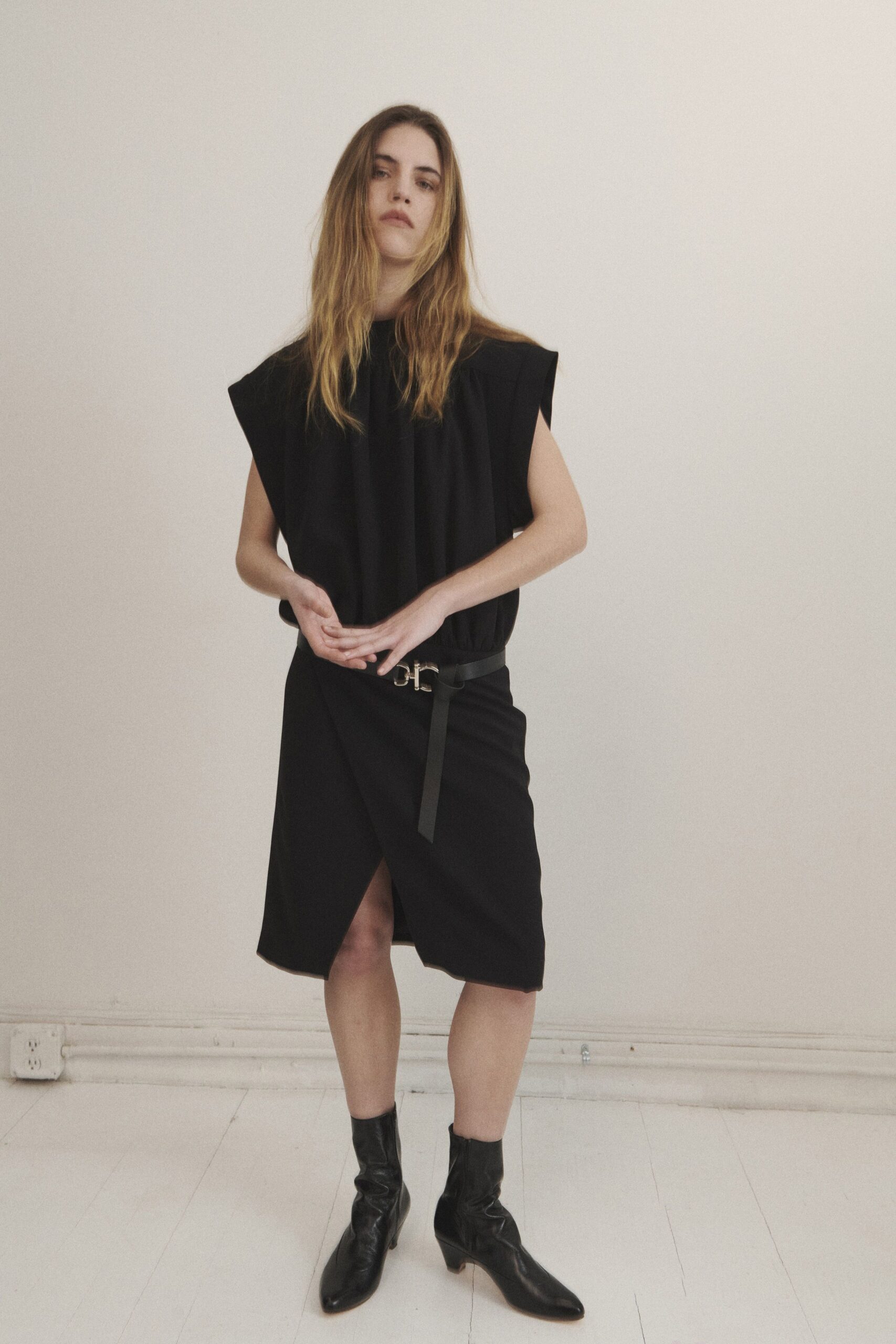 black relaxed midi dress with boots