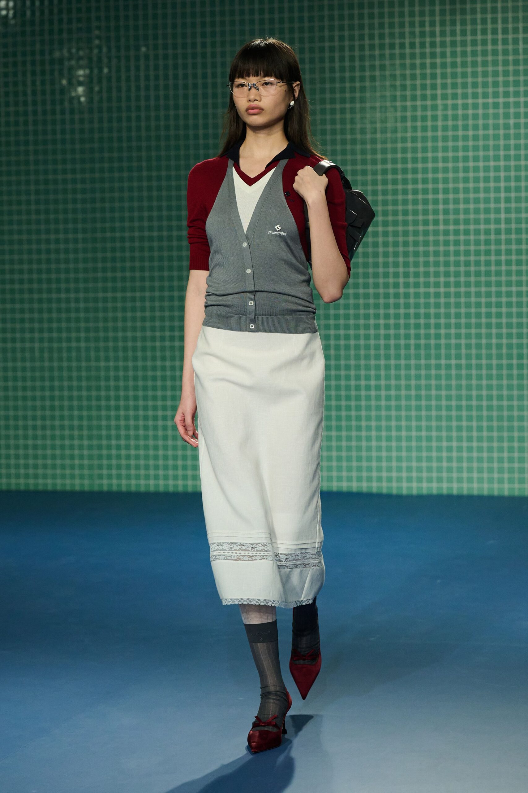 gray cotton short-sleeve v-neck fitted buttoned top