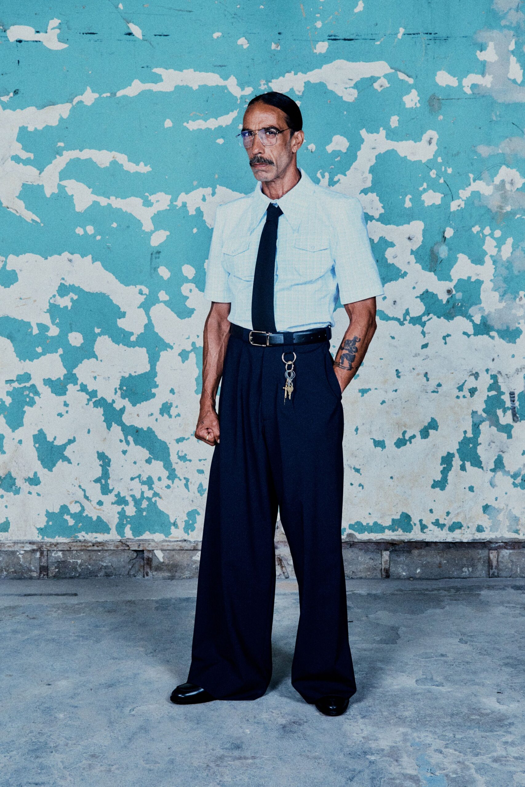 blue cotton short-sleeve collared fitted buttoned shirt