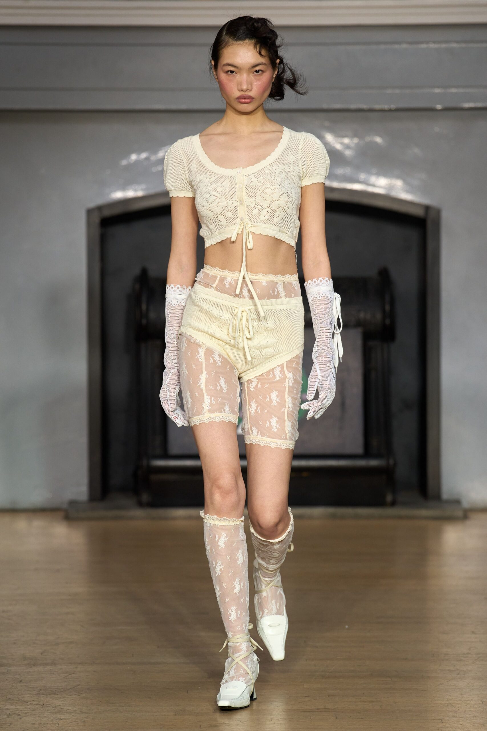 ivory lace fitted embroidered short shorts