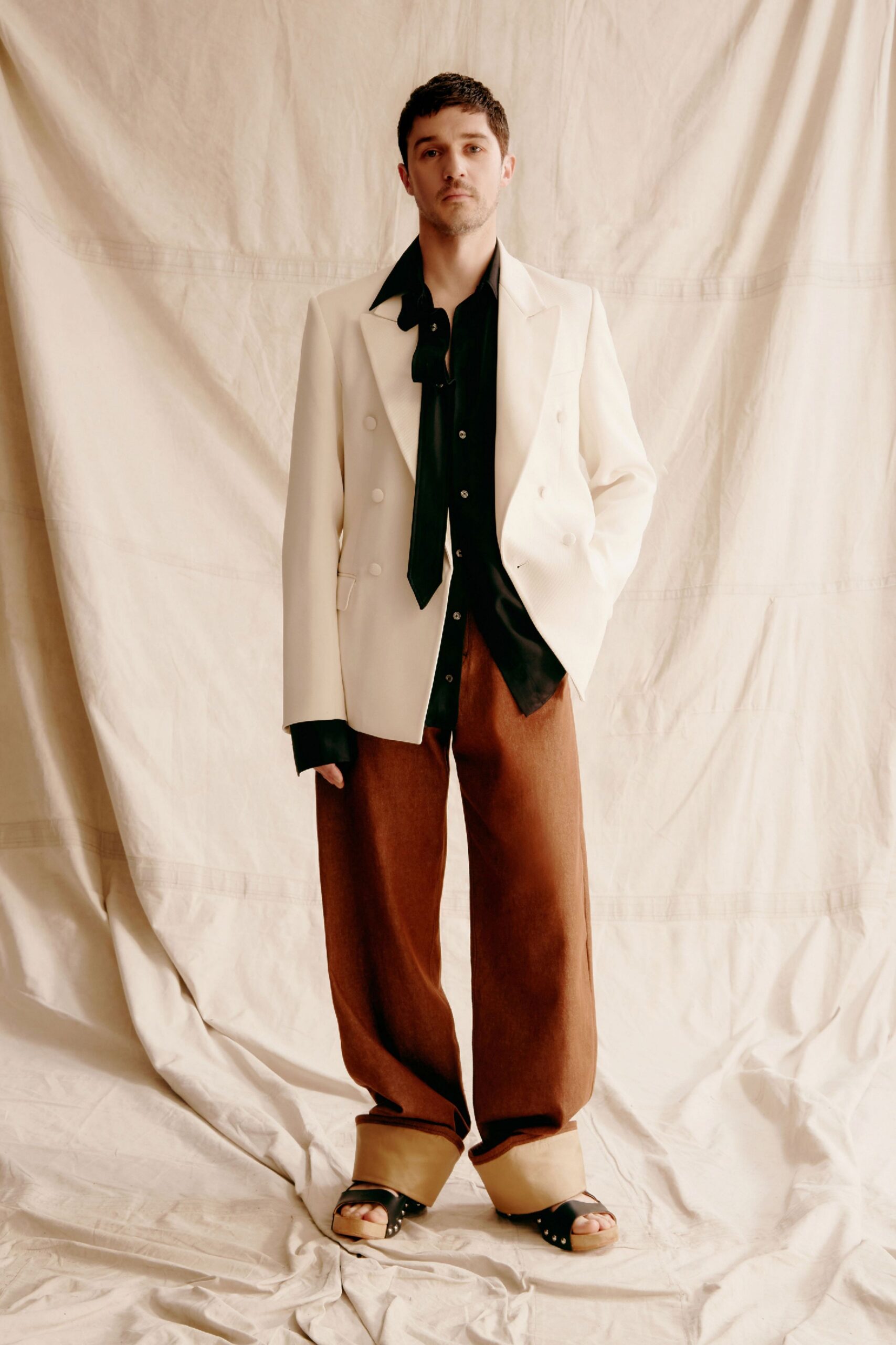 white long-sleeve collared structured blazer