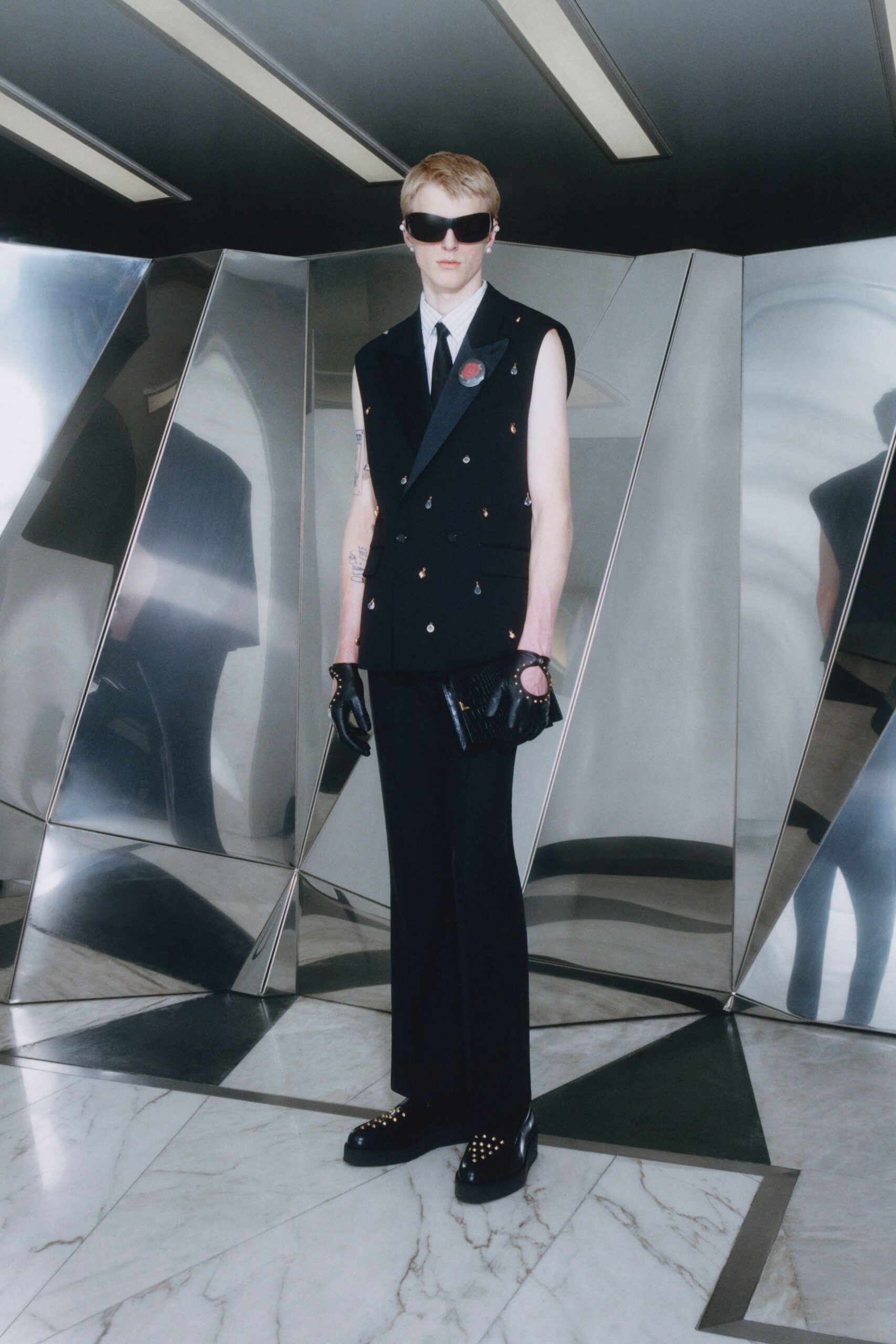 black wool sleeveless collared fitted buttoned blazer