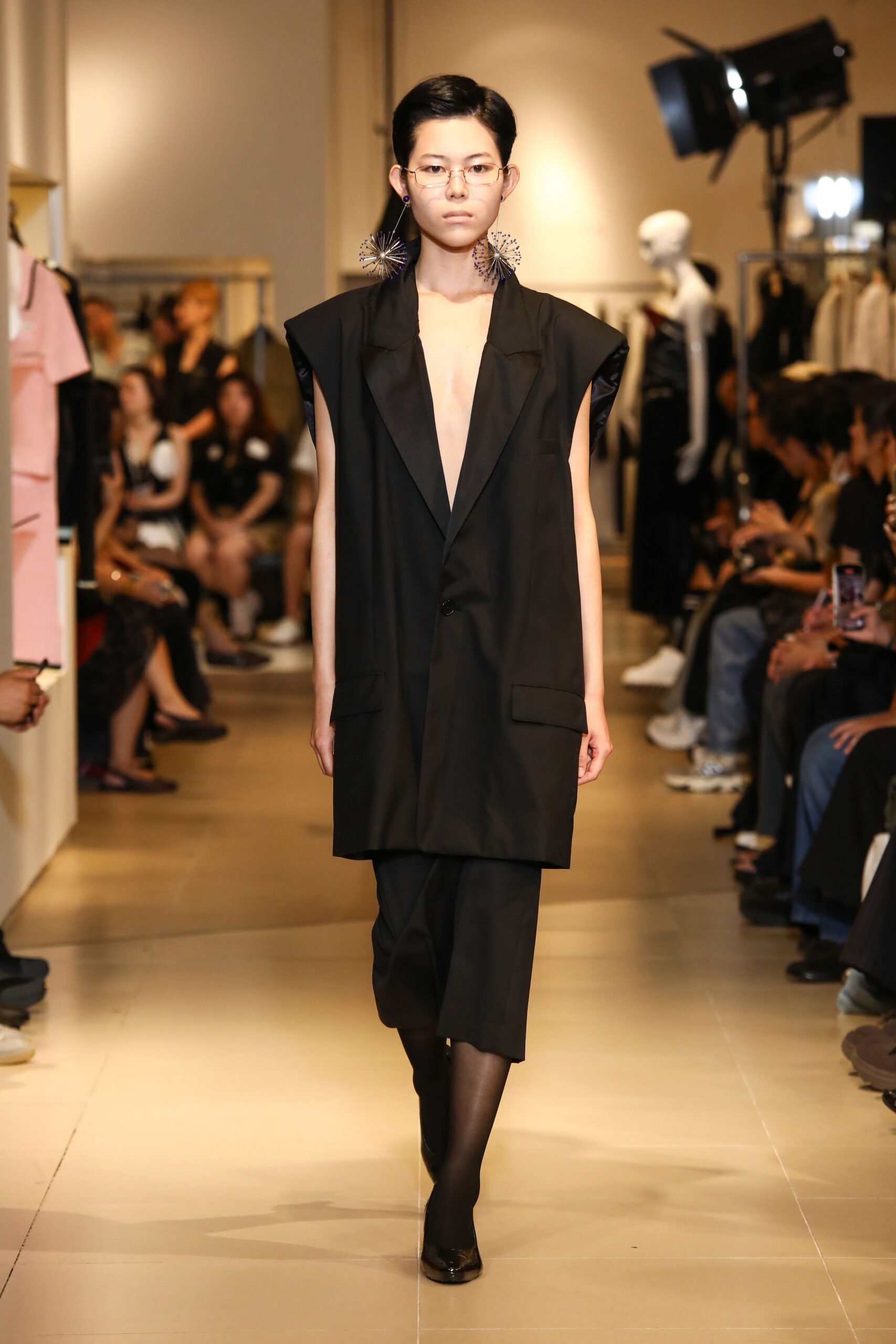 black cotton long-sleeve v-neck relaxed buttoned blazer