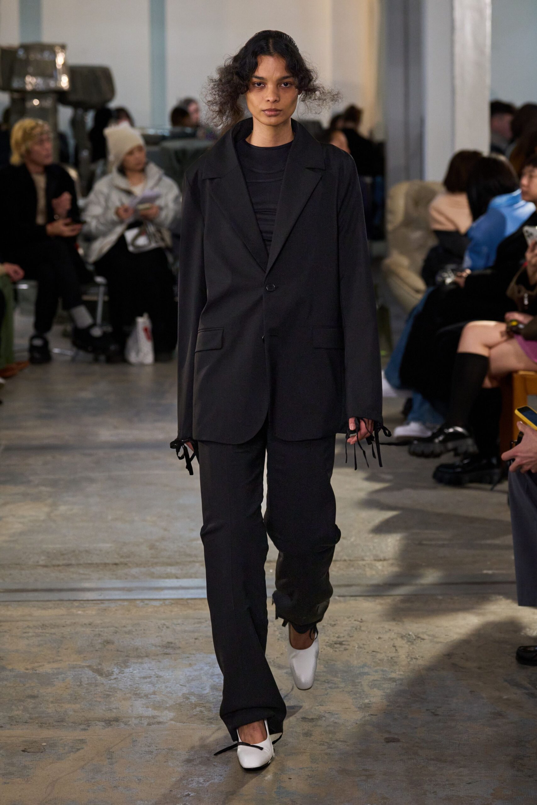black cotton long-sleeve collared relaxed buttoned blazer