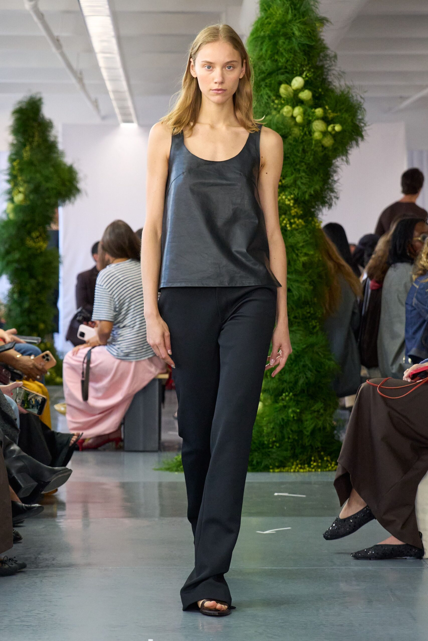 black leather sleeveless scoop-neck fitted tank-top