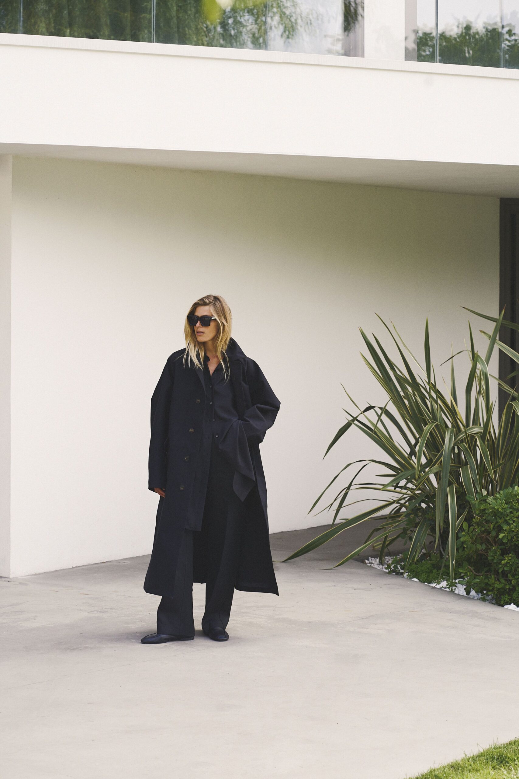 black wool long-sleeve collared oversized buttoned coat