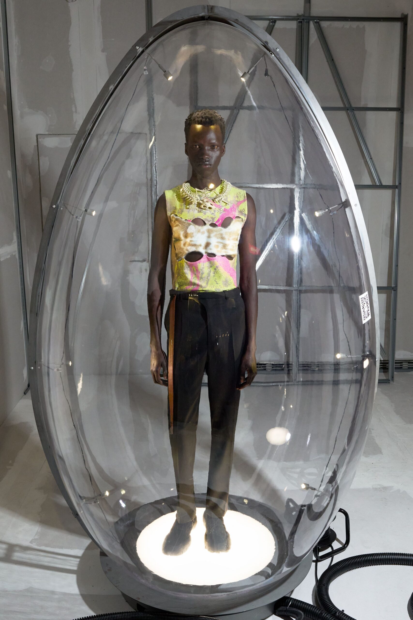 fitted printed sleeveless top with slim pants