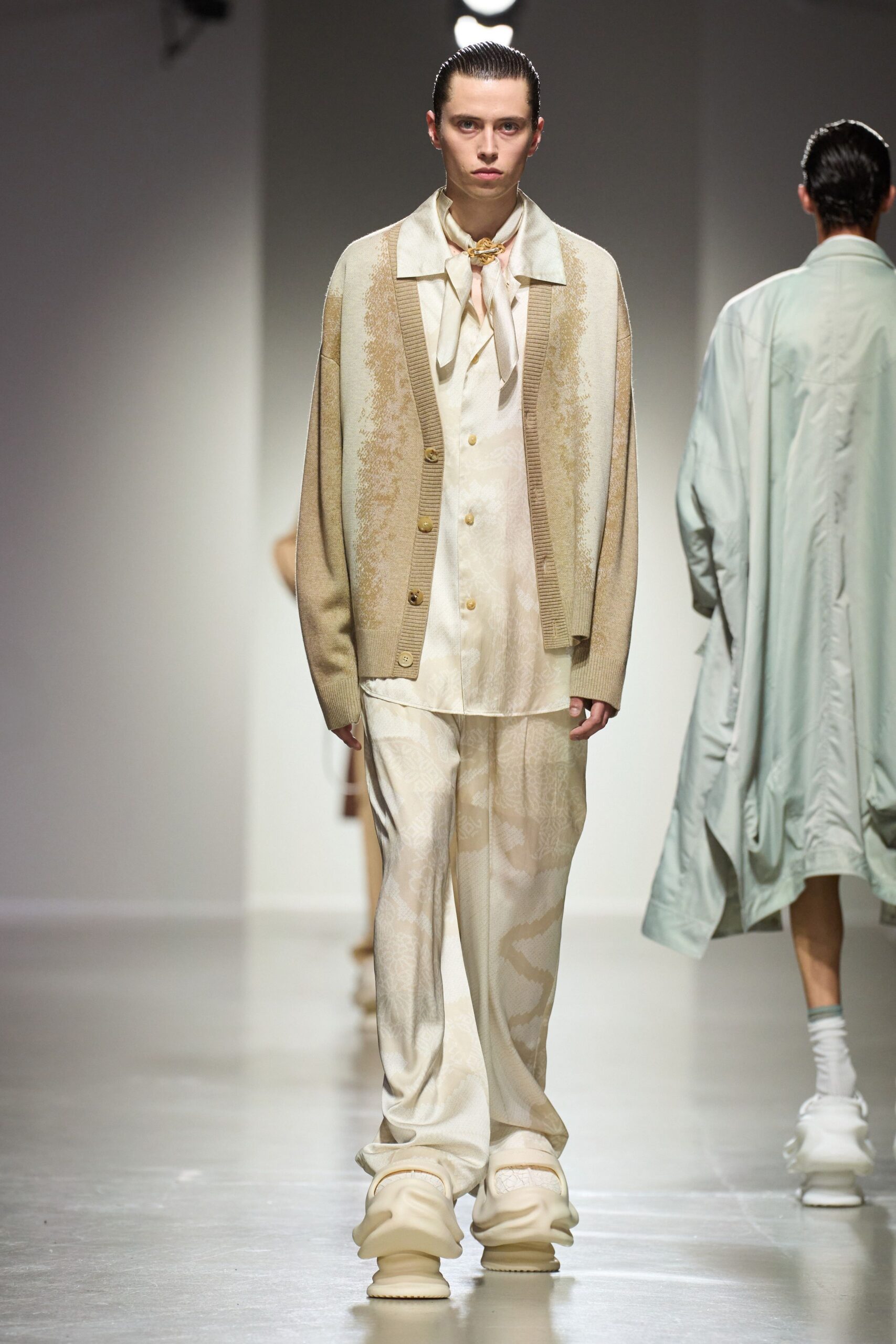 beige cotton long-sleeve collared relaxed buttoned cardigan