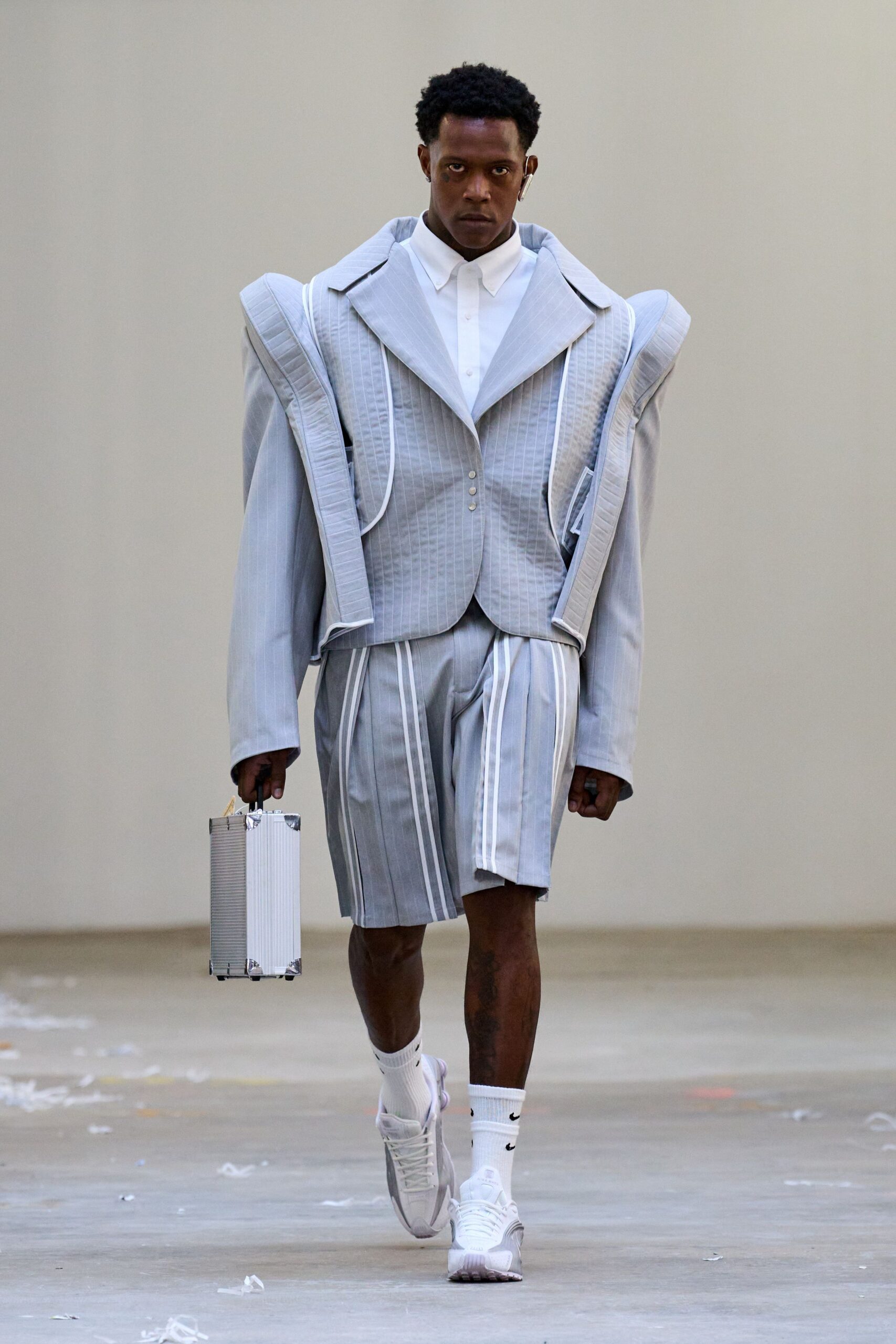 gray cotton long-sleeve collared structured pleated buttoned suit