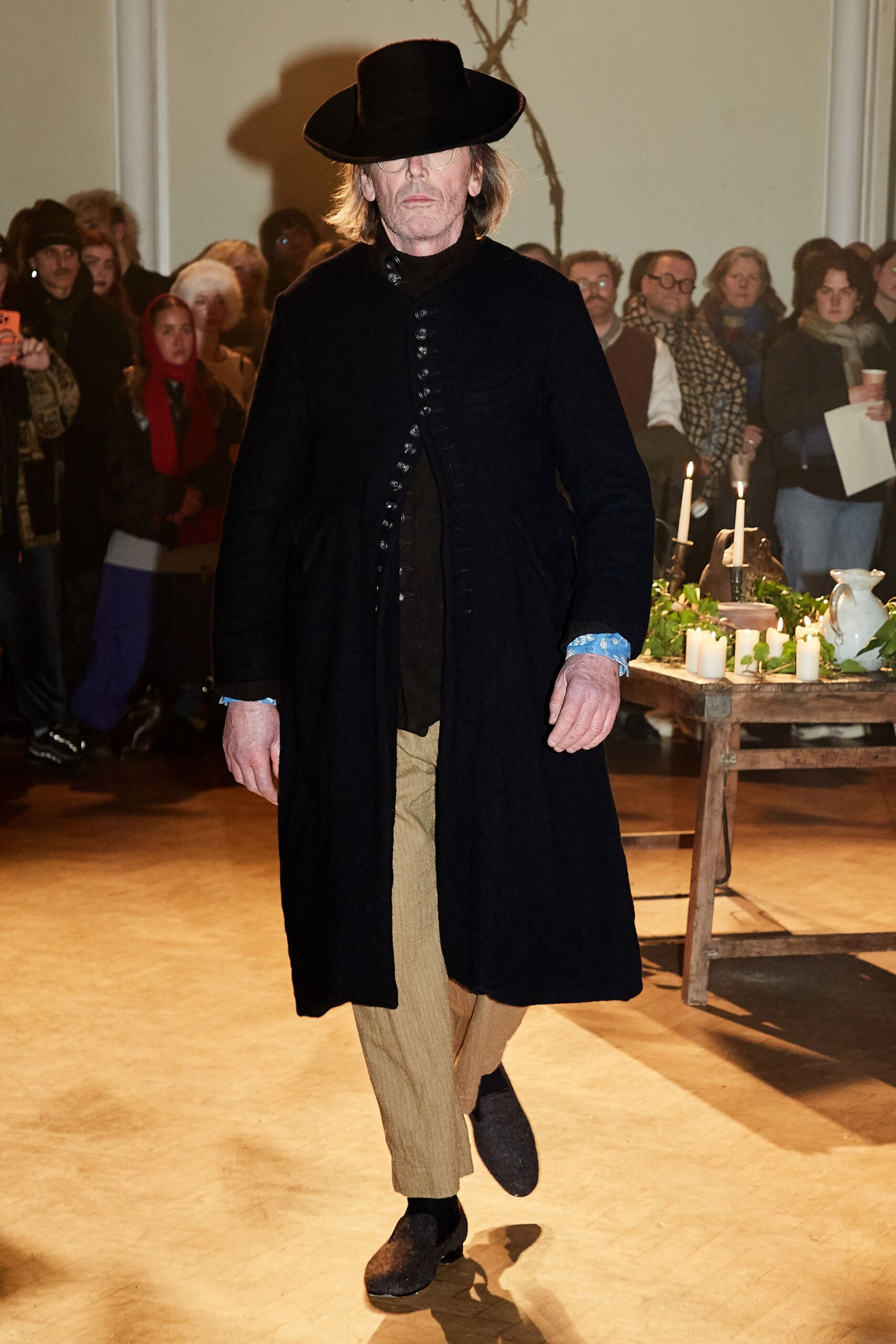 black wool long-sleeve collared relaxed buttoned coat