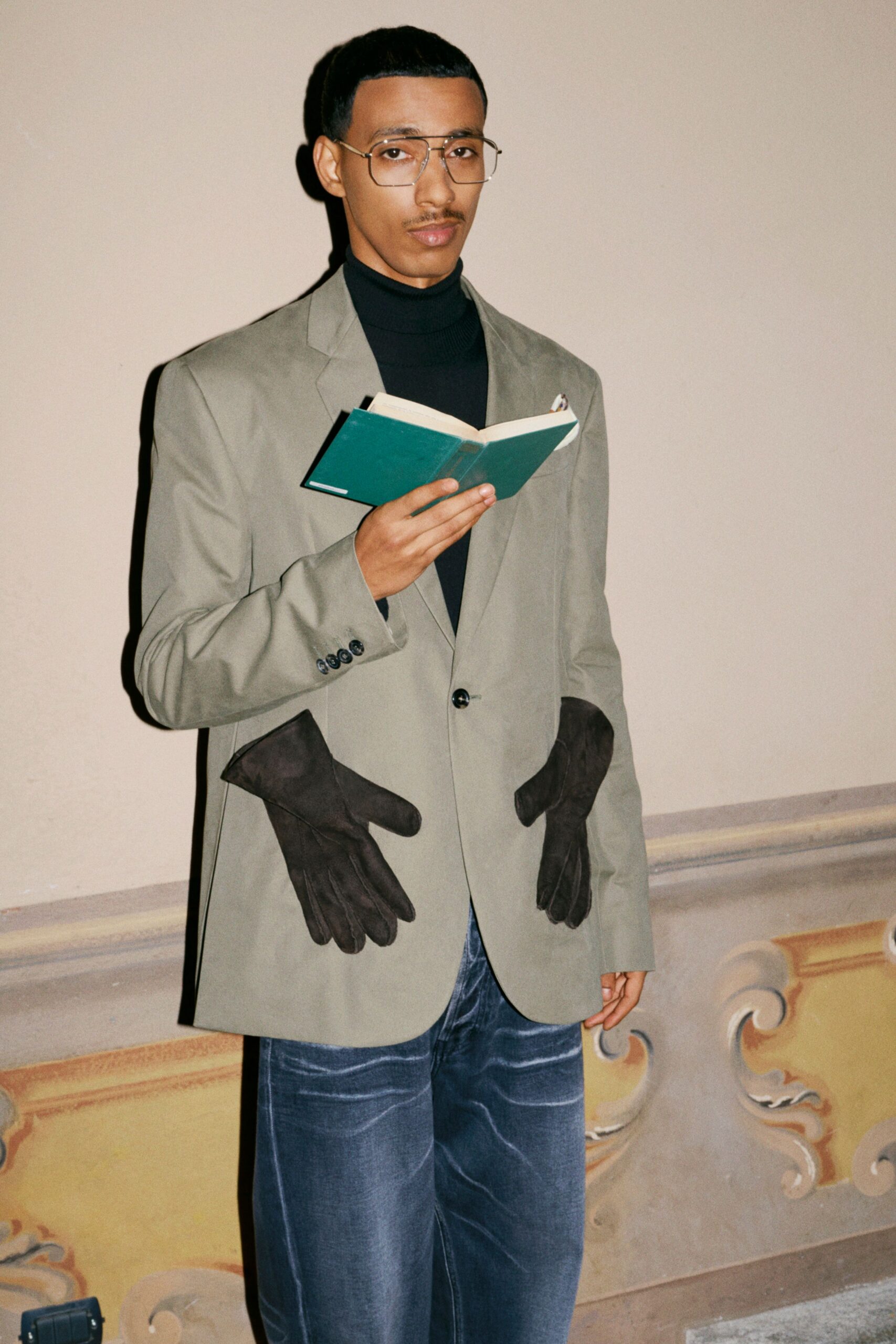 black leather fitted gloves