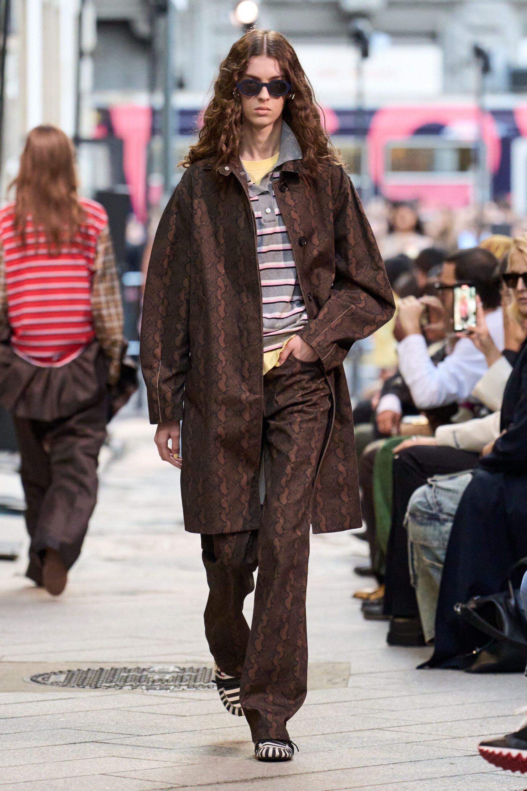 brown cotton long-sleeve collared relaxed printed coat