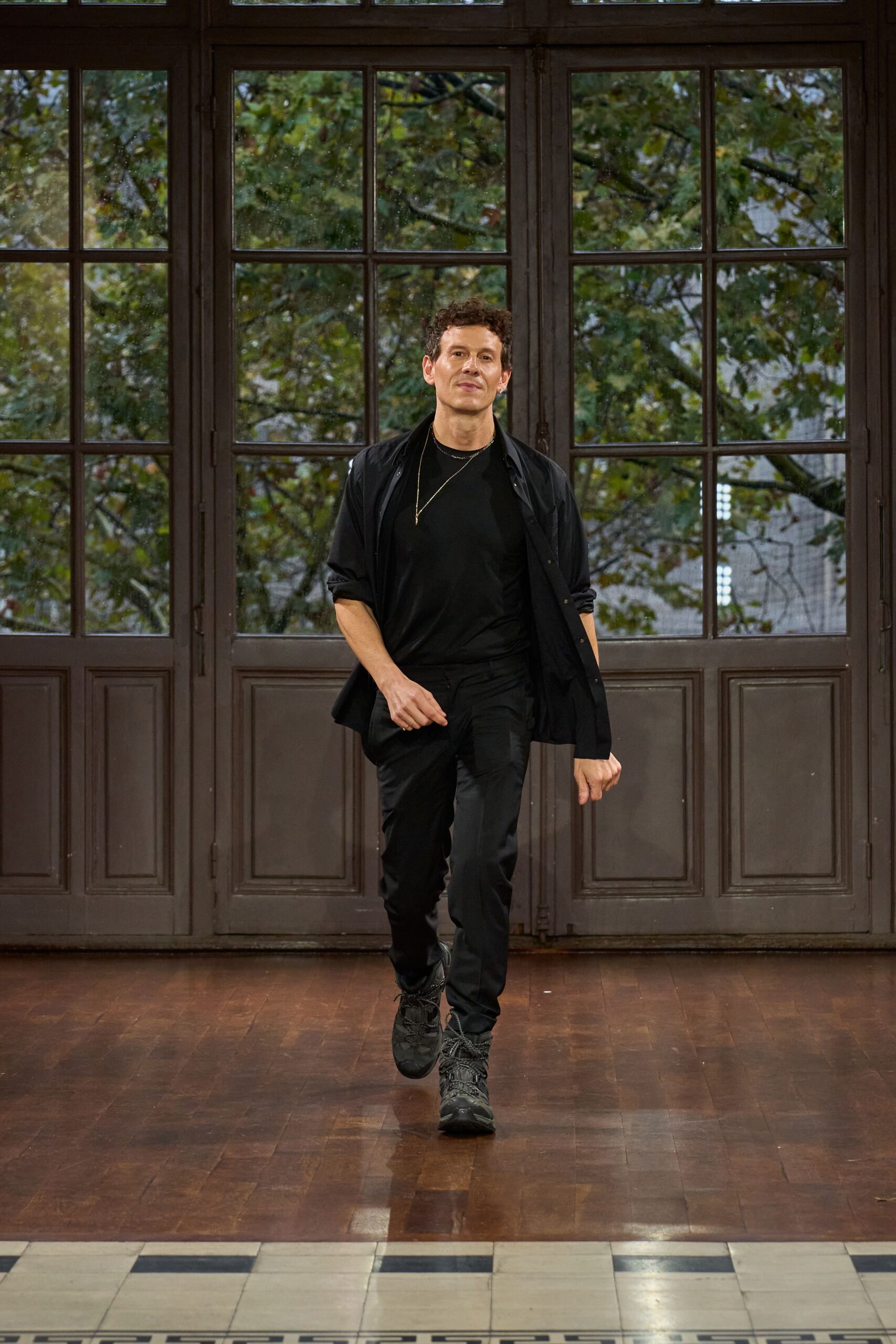 black cotton short-sleeve relaxed shirt