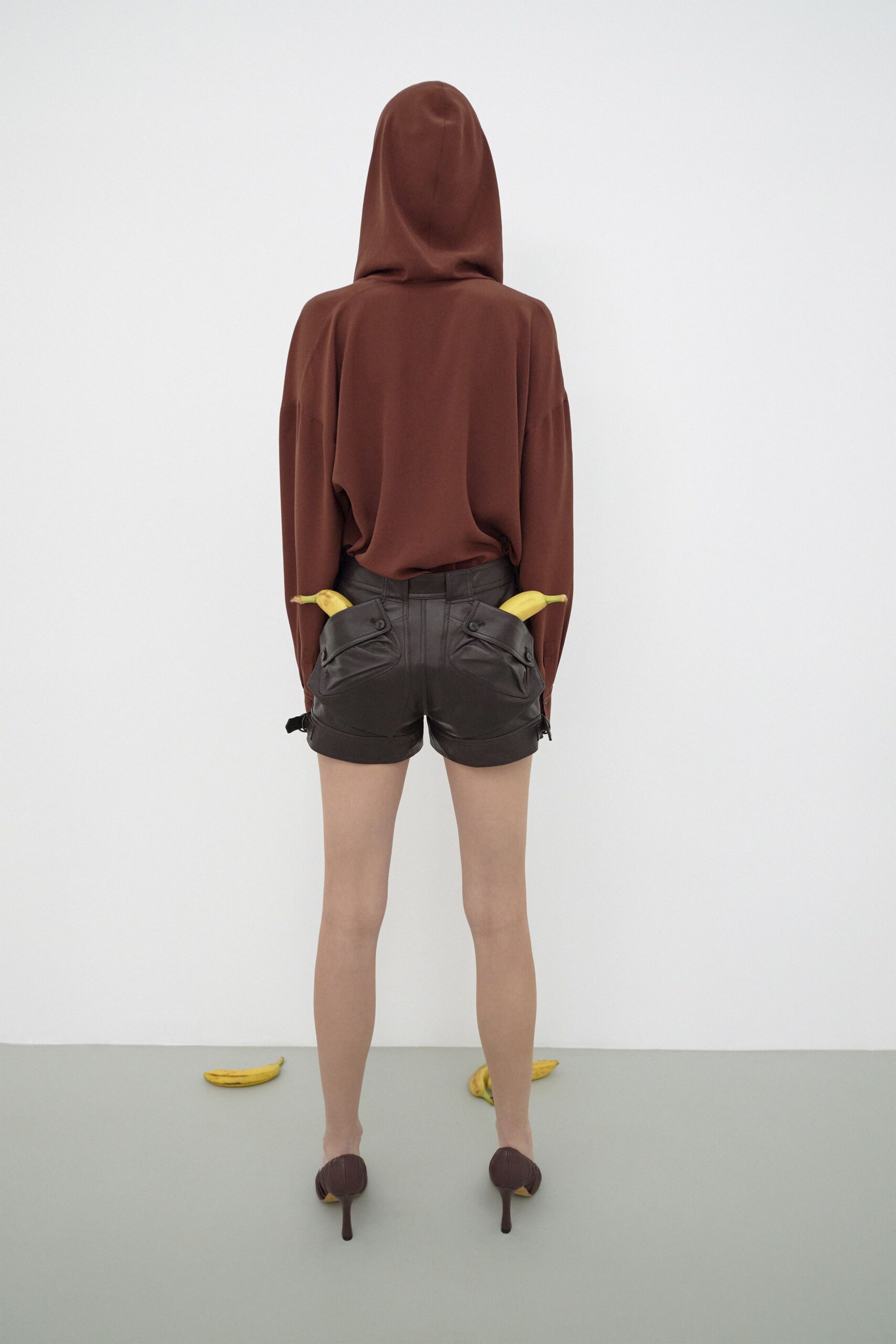 black leather fitted zippered short shorts