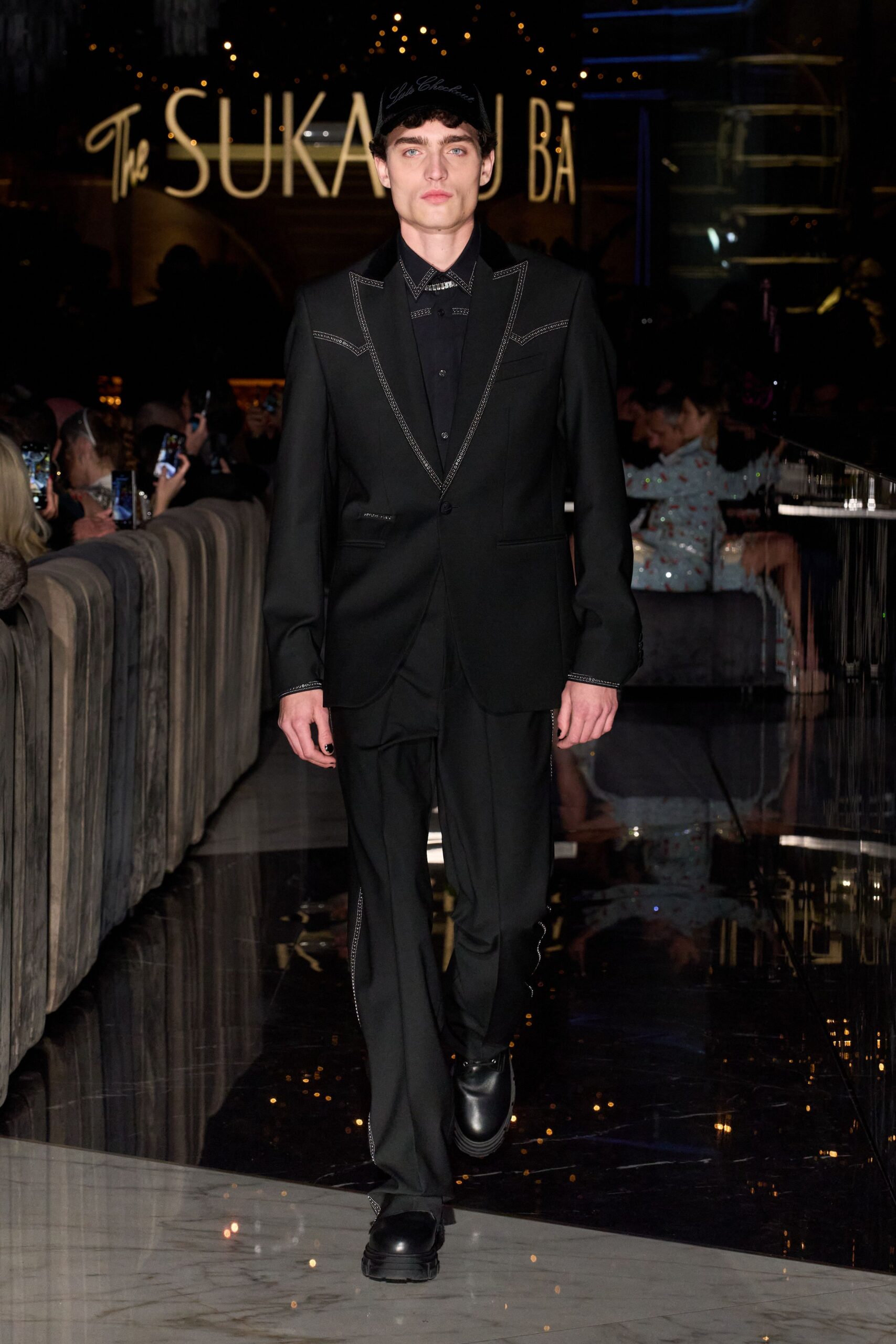 black long-sleeve collared tailored zippered suit