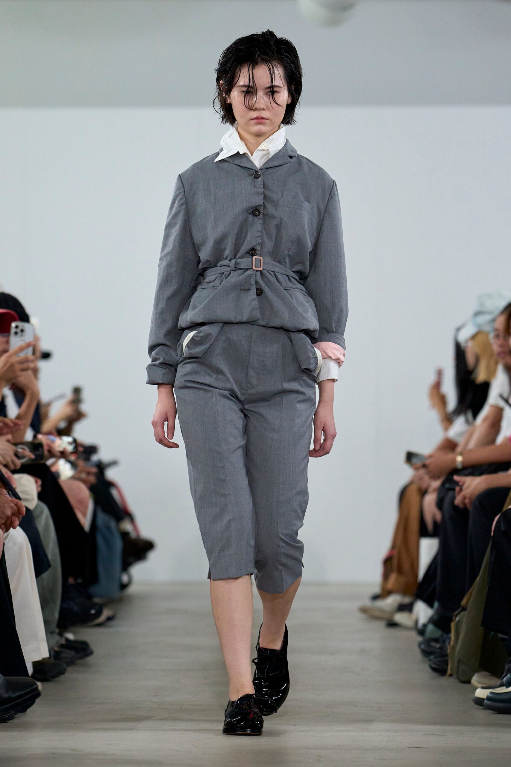 gray cotton long-sleeve collared relaxed buttoned jacket