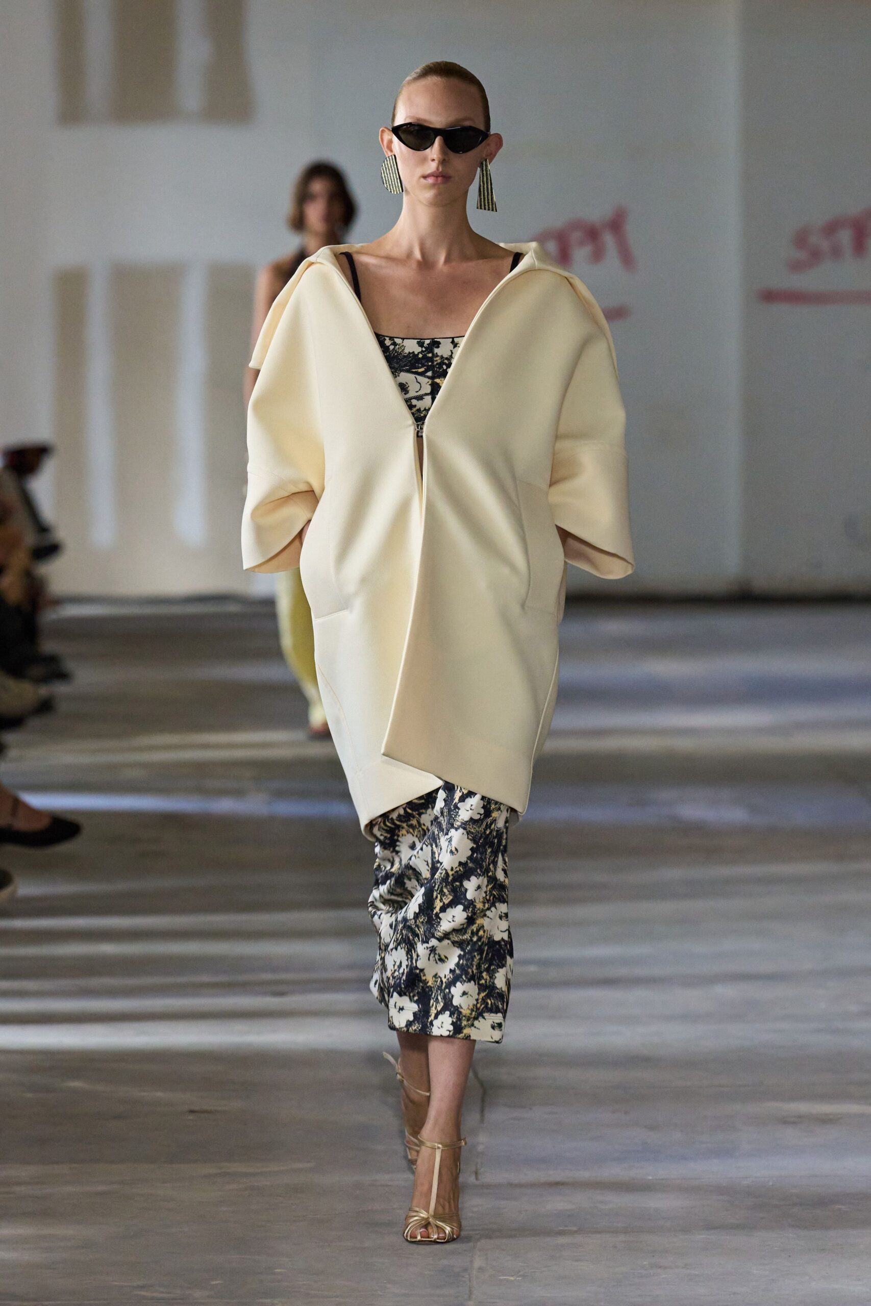beige wool sleeveless oversized coat