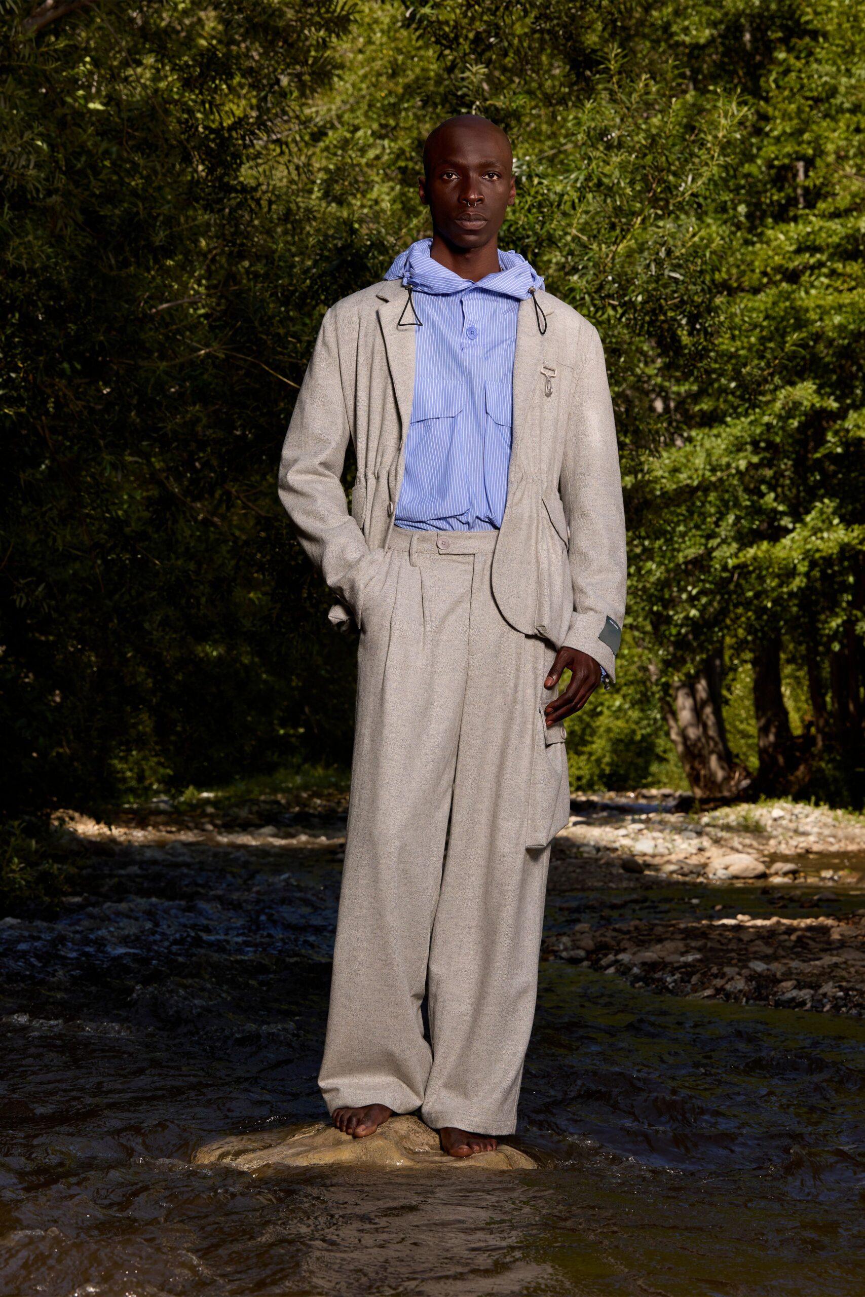gray cotton long-sleeve collared relaxed buttoned suit