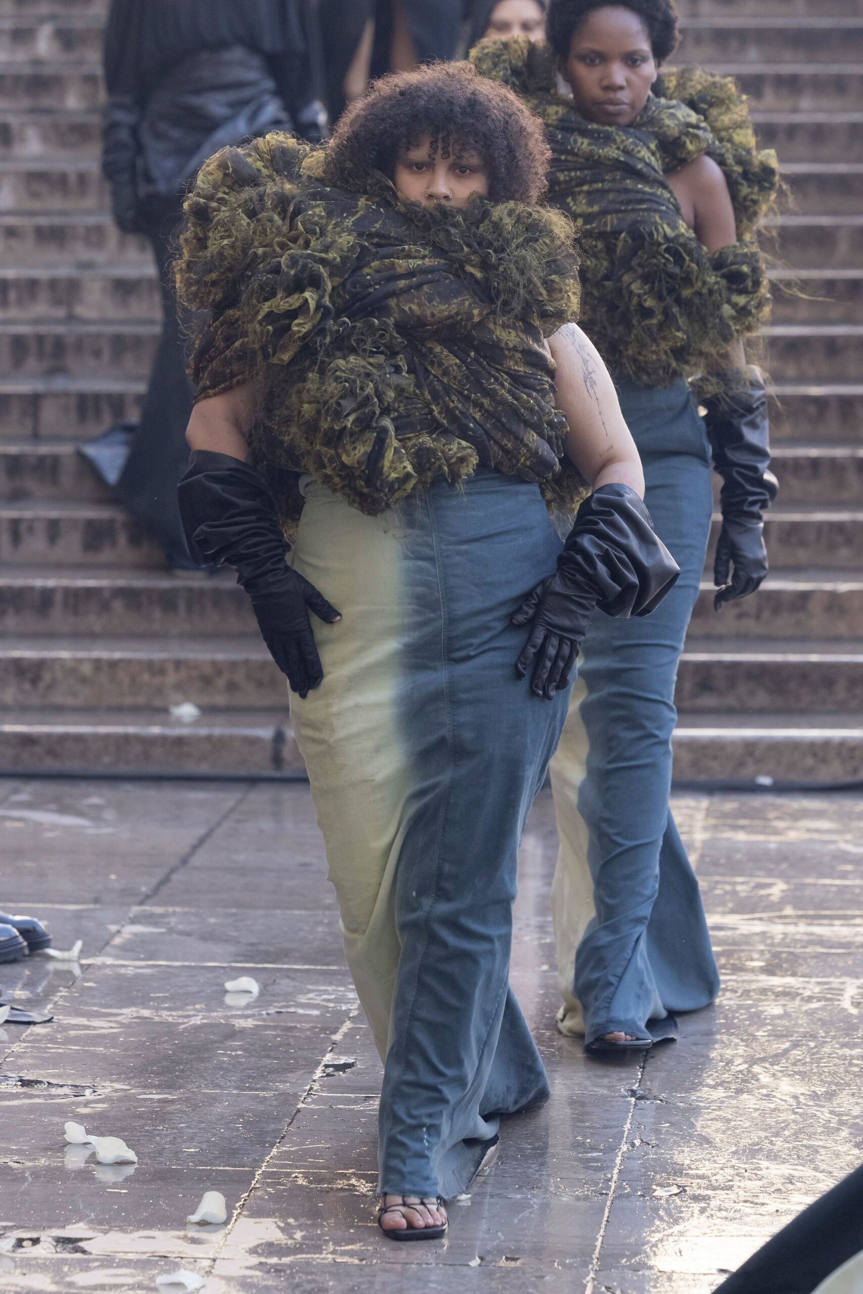 black fitted gloves